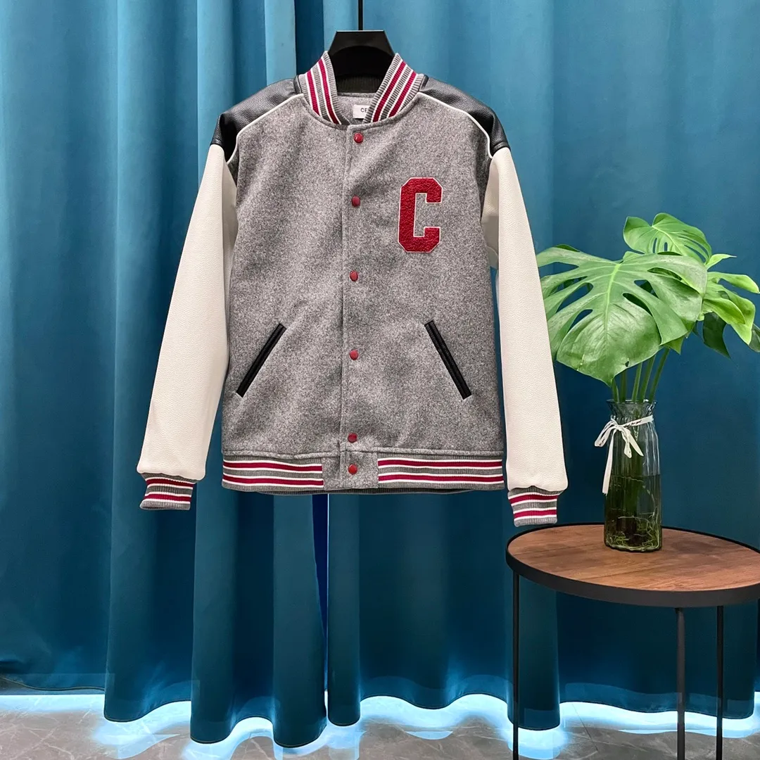 🅿️410 Celine➡️Celine runway style baseball jacket. I ordered the original model and took a month to finally ship it. I love it so much. The upper body is really handsome. A Douyin blogger said that this year's new jacket will become a future trend. If you look through street photos, you will find that celebrities regard it as a collectible jacket, a must-have item for men and women who want light luxury for commuting. Developing the highest version on the entire network, it took 1 month to customize and the cost was extremely high. The German imported flat-machine made custom-woven wool jacquard threads, using the first layer of imported lambskin. The pleated texture is unparalleled. It is hand-cut and meticulously crafted. The stitching position is very technical. Whether the whole garment is good or not depends on this position. Top-notch workmanship and details can stand the test. A full set of customized accessories, the letters are clear and perfectly restored without any difference. High-end atmosphere and full grade! The entire dress is exclusively customized with heavy craftsmanship. The towel patch embroidery is perfectly combined with craft embroidery and precise stitching! Absolute craftsmanship quality! Size chart: M L XL XXL