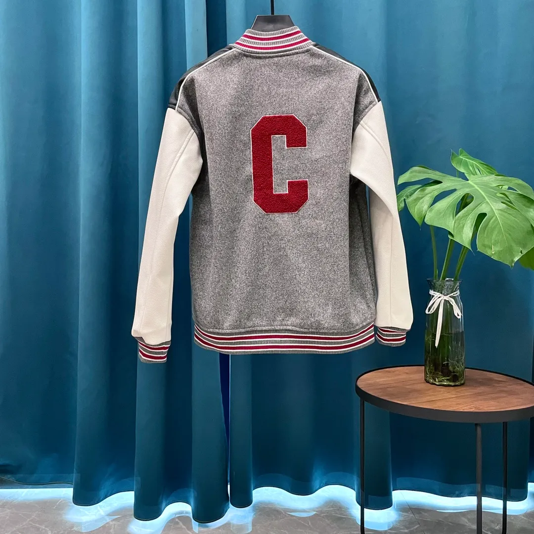 🅿️410 Celine➡️Celine runway style baseball jacket. I ordered the original model and took a month to finally ship it. I love it so much. The upper body is really handsome. A Douyin blogger said that this year's new jacket will become a future trend. If you look through street photos, you will find that celebrities regard it as a collectible jacket, a must-have item for men and women who want light luxury for commuting. Developing the highest version on the entire network, it took 1 month to customize and the cost was extremely high. The German imported flat-machine made custom-woven wool jacquard threads, using the first layer of imported lambskin. The pleated texture is unparalleled. It is hand-cut and meticulously crafted. The stitching position is very technical. Whether the whole garment is good or not depends on this position. Top-notch workmanship and details can stand the test. A full set of customized accessories, the letters are clear and perfectly restored without any difference. High-end atmosphere and full grade! The entire dress is exclusively customized with heavy craftsmanship. The towel patch embroidery is perfectly combined with craft embroidery and precise stitching! Absolute craftsmanship quality! Size chart: M L XL XXL