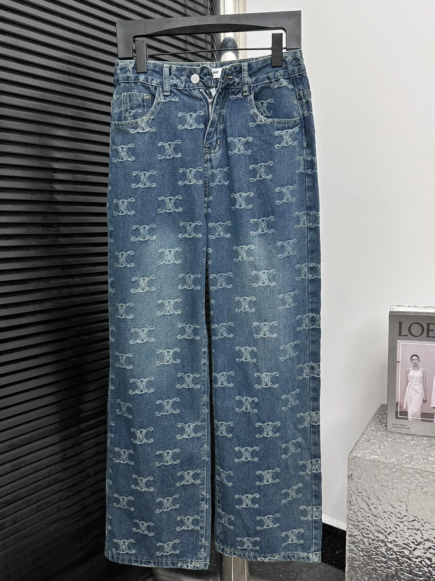 🅿️250 [Celine] Celine all-over printed denim trousers. Lazy style, fashionable and versatile. These jeans are really cool with a wide-leg shape. They cover the flesh and trim the crotch. Good news for girls with voluptuous muscles. This highly recognizable style has a high rate of return. It will definitely be a popular item this year. Size: XS-L