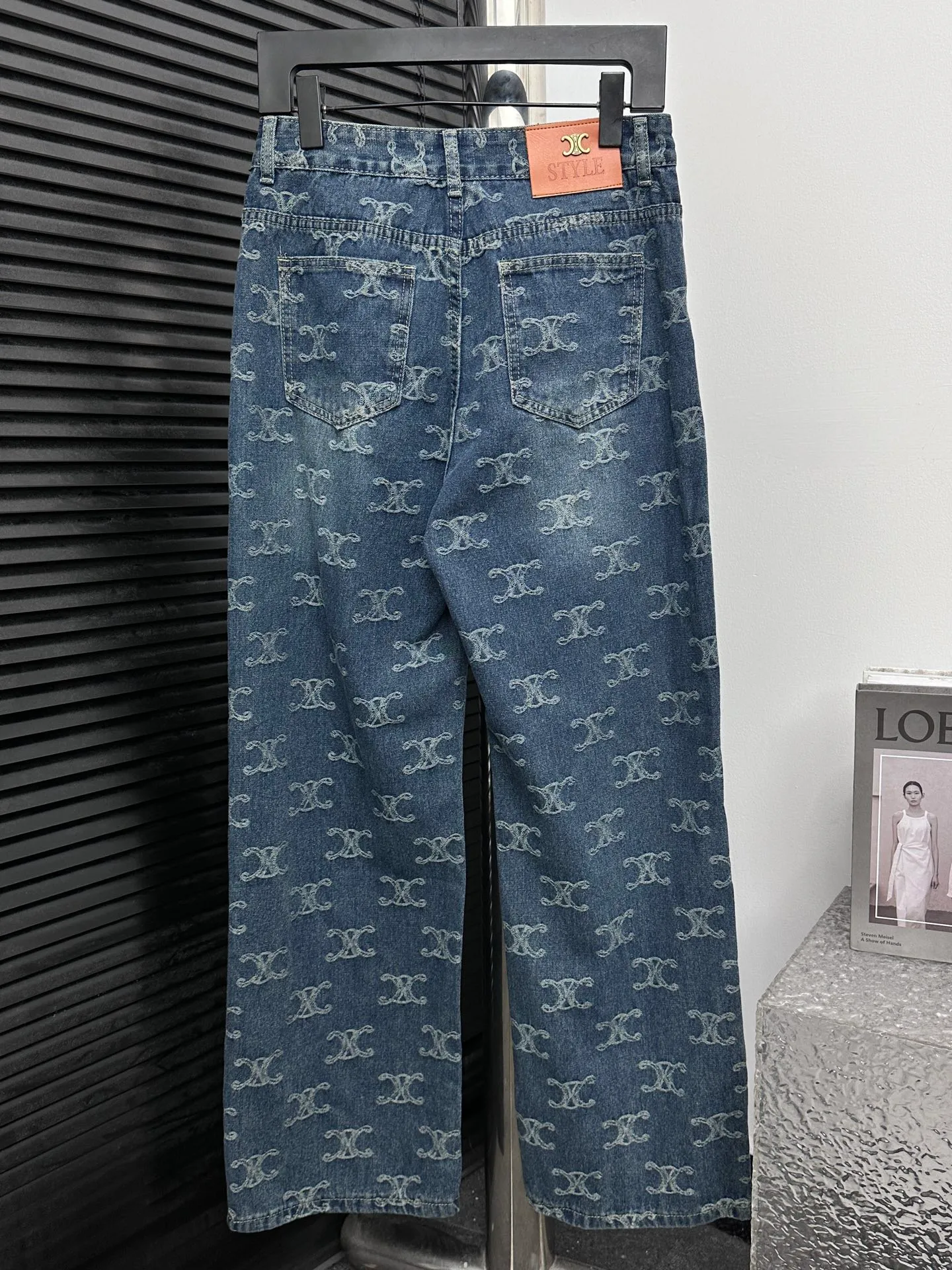 🅿️250 [Celine] Celine all-over printed denim trousers. Lazy style, fashionable and versatile. These jeans are really cool with a wide-leg shape. They cover the flesh and trim the crotch. Good news for girls with voluptuous muscles. This highly recognizable style has a high rate of return. It will definitely be a popular item this year. Size: XS-L