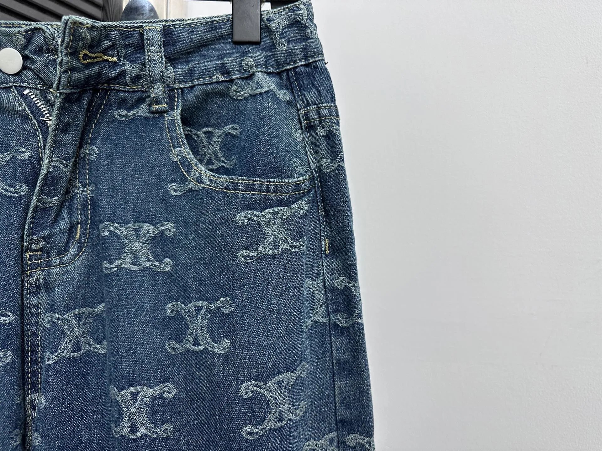 🅿️250 [Celine] Celine all-over printed denim trousers. Lazy style, fashionable and versatile. These jeans are really cool with a wide-leg shape. They cover the flesh and trim the crotch. Good news for girls with voluptuous muscles. This highly recognizable style has a high rate of return. It will definitely be a popular item this year. Size: XS-L