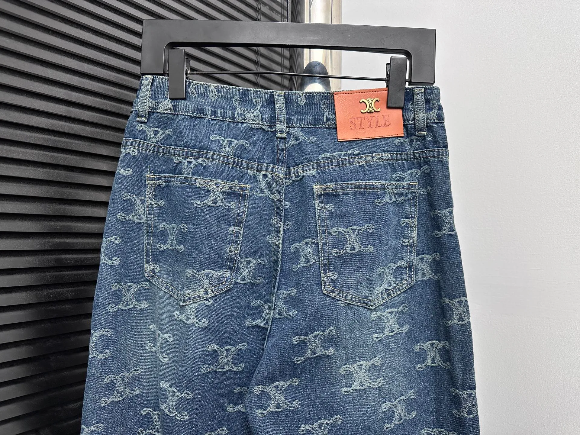 🅿️250 [Celine] Celine all-over printed denim trousers. Lazy style, fashionable and versatile. These jeans are really cool with a wide-leg shape. They cover the flesh and trim the crotch. Good news for girls with voluptuous muscles. This highly recognizable style has a high rate of return. It will definitely be a popular item this year. Size: XS-L