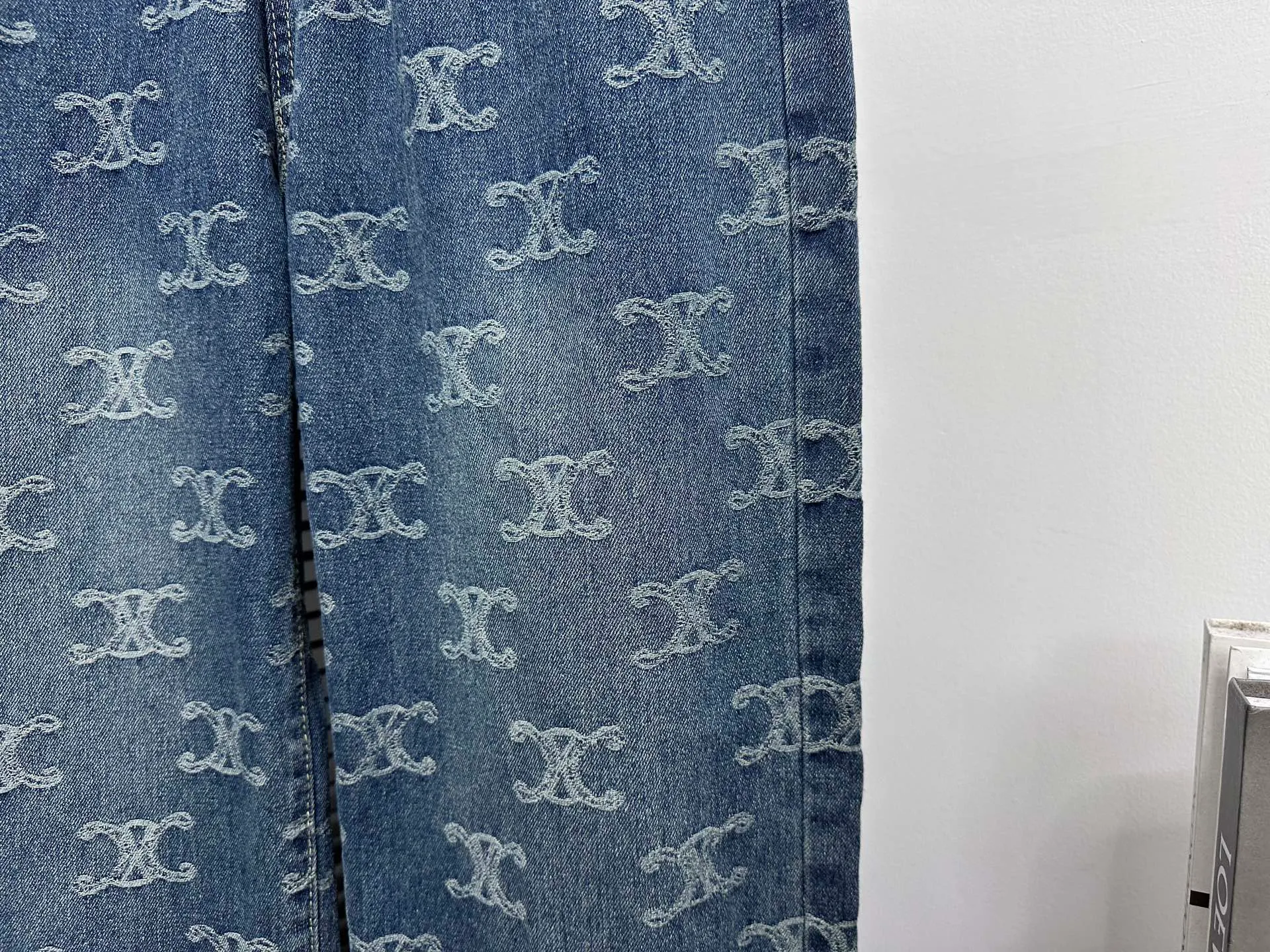 🅿️250 [Celine] Celine all-over printed denim trousers. Lazy style, fashionable and versatile. These jeans are really cool with a wide-leg shape. They cover the flesh and trim the crotch. Good news for girls with voluptuous muscles. This highly recognizable style has a high rate of return. It will definitely be a popular item this year. Size: XS-L