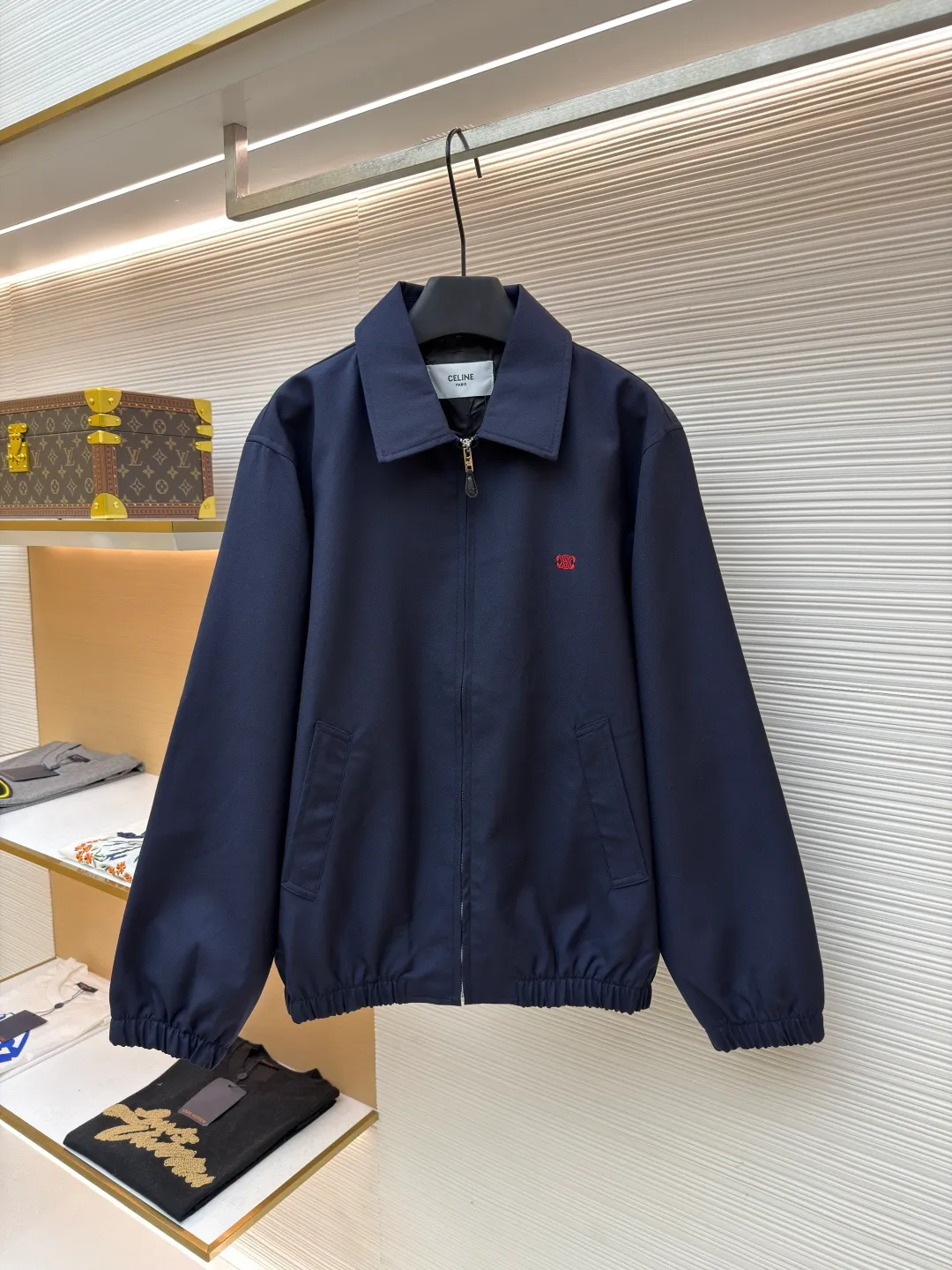 Celine embroidered Arc de Triomphe zipper cadre jacket ●Original version: Purchased and developed for 19500 ●Item number: 1681608-A90 ●Fabric: combed cotton fabric ●Technology: embroidery production ●Color: royal blue ●Version: fitted version ●Weight: about 695 grams ●Size: S-M-L-XL ●Description: Made of 32-count combed cotton fabric, custom-woven with 60% wool content. Double layer composite thickening, weight is about 400 grams. Lined with high-density spun lining. The zipper uses electroplated hardware and bright silver pull bars, and the zipper uses European-style imported zippers, decorated with composite cowhide sliders. The embroidery uses 3D three-dimensional embroidery, and the chest is embellished with Arc de Triomphe embroidery. Add a touch of simple, high-end style. The shirt collar is made of double layer lamination and ironing to make the upper body of the clothes more three-dimensional. The entire garment is made using a special machine. Fabric: 62% wool, 38% cotton Lining: 100% viscose Pocket lining: 100% cotton TRIOMPHE embroidered loose fit shirt collar, 2 slant suit pockets Elastic waistband and cuffs, zipper closure with TRIOMPHE embossed leather zipper pullers. The overall wiring is straight and delicate, the fabric is comfortable and soft, and the color is consistent without color difference. It can be matched with the same style to create a fashionable look and control various occasions. Customized accessories, complete with three standards, same style for men and women!