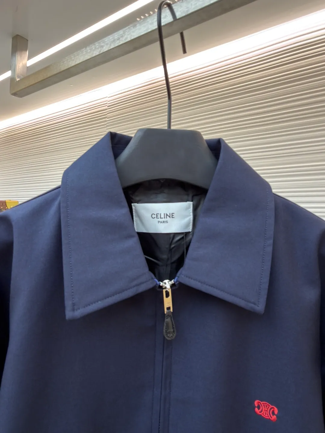Celine embroidered Arc de Triomphe zipper cadre jacket ●Original version: Purchased and developed for 19500 ●Item number: 1681608-A90 ●Fabric: combed cotton fabric ●Technology: embroidery production ●Color: royal blue ●Version: fitted version ●Weight: about 695 grams ●Size: S-M-L-XL ●Description: Made of 32-count combed cotton fabric, custom-woven with 60% wool content. Double layer composite thickening, weight is about 400 grams. Lined with high-density spun lining. The zipper uses electroplated hardware and bright silver pull bars, and the zipper uses European-style imported zippers, decorated with composite cowhide sliders. The embroidery uses 3D three-dimensional embroidery, and the chest is embellished with Arc de Triomphe embroidery. Add a touch of simple, high-end style. The shirt collar is made of double layer lamination and ironing to make the upper body of the clothes more three-dimensional. The entire garment is made using a special machine. Fabric: 62% wool, 38% cotton Lining: 100% viscose Pocket lining: 100% cotton TRIOMPHE embroidered loose fit shirt collar, 2 slant suit pockets Elastic waistband and cuffs, zipper closure with TRIOMPHE embossed leather zipper pullers. The overall wiring is straight and delicate, the fabric is comfortable and soft, and the color is consistent without color difference. It can be matched with the same style to create a fashionable look and control various occasions. Customized accessories, complete with three standards, same style for men and women!