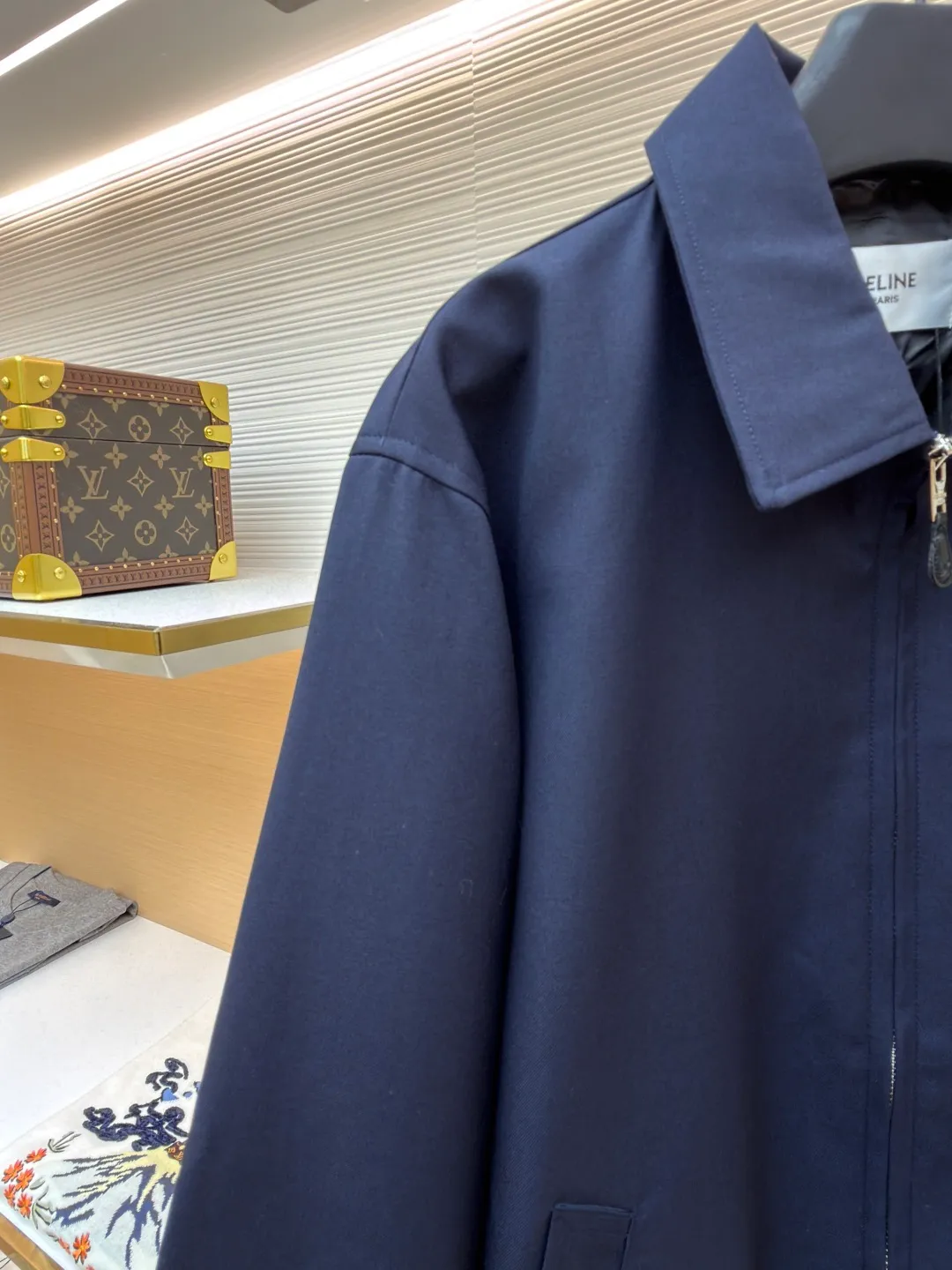 Celine embroidered Arc de Triomphe zipper cadre jacket ●Original version: Purchased and developed for 19500 ●Item number: 1681608-A90 ●Fabric: combed cotton fabric ●Technology: embroidery production ●Color: royal blue ●Version: fitted version ●Weight: about 695 grams ●Size: S-M-L-XL ●Description: Made of 32-count combed cotton fabric, custom-woven with 60% wool content. Double layer composite thickening, weight is about 400 grams. Lined with high-density spun lining. The zipper uses electroplated hardware and bright silver pull bars, and the zipper uses European-style imported zippers, decorated with composite cowhide sliders. The embroidery uses 3D three-dimensional embroidery, and the chest is embellished with Arc de Triomphe embroidery. Add a touch of simple, high-end style. The shirt collar is made of double layer lamination and ironing to make the upper body of the clothes more three-dimensional. The entire garment is made using a special machine. Fabric: 62% wool, 38% cotton Lining: 100% viscose Pocket lining: 100% cotton TRIOMPHE embroidered loose fit shirt collar, 2 slant suit pockets Elastic waistband and cuffs, zipper closure with TRIOMPHE embossed leather zipper pullers. The overall wiring is straight and delicate, the fabric is comfortable and soft, and the color is consistent without color difference. It can be matched with the same style to create a fashionable look and control various occasions. Customized accessories, complete with three standards, same style for men and women!