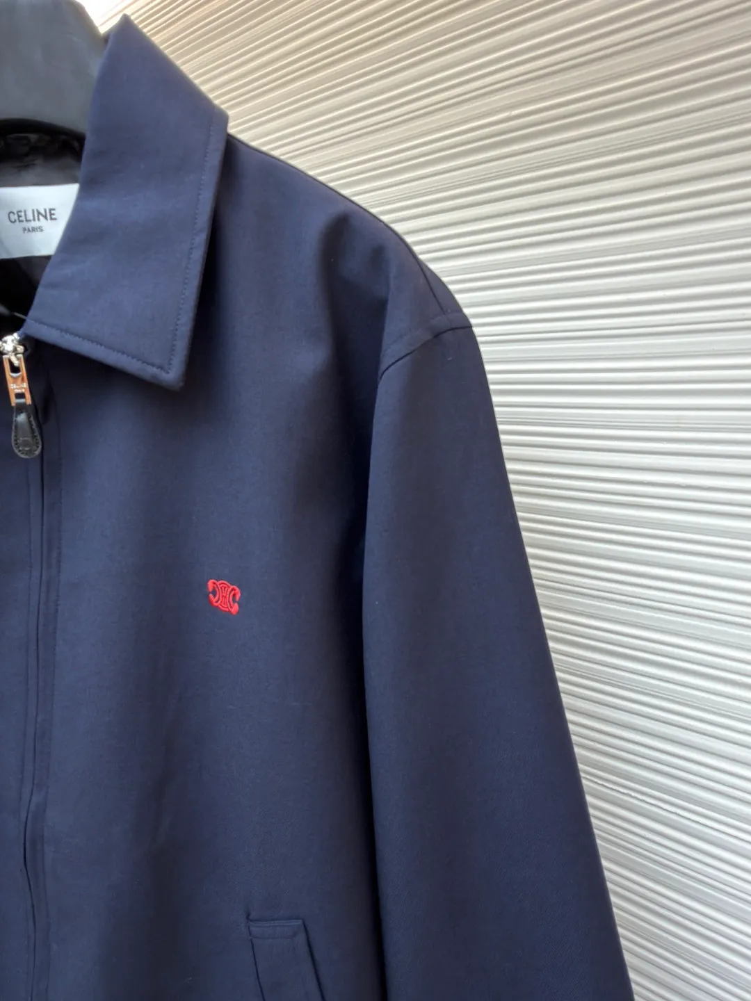 Celine embroidered Arc de Triomphe zipper cadre jacket ●Original version: Purchased and developed for 19500 ●Item number: 1681608-A90 ●Fabric: combed cotton fabric ●Technology: embroidery production ●Color: royal blue ●Version: fitted version ●Weight: about 695 grams ●Size: S-M-L-XL ●Description: Made of 32-count combed cotton fabric, custom-woven with 60% wool content. Double layer composite thickening, weight is about 400 grams. Lined with high-density spun lining. The zipper uses electroplated hardware and bright silver pull bars, and the zipper uses European-style imported zippers, decorated with composite cowhide sliders. The embroidery uses 3D three-dimensional embroidery, and the chest is embellished with Arc de Triomphe embroidery. Add a touch of simple, high-end style. The shirt collar is made of double layer lamination and ironing to make the upper body of the clothes more three-dimensional. The entire garment is made using a special machine. Fabric: 62% wool, 38% cotton Lining: 100% viscose Pocket lining: 100% cotton TRIOMPHE embroidered loose fit shirt collar, 2 slant suit pockets Elastic waistband and cuffs, zipper closure with TRIOMPHE embossed leather zipper pullers. The overall wiring is straight and delicate, the fabric is comfortable and soft, and the color is consistent without color difference. It can be matched with the same style to create a fashionable look and control various occasions. Customized accessories, complete with three standards, same style for men and women!