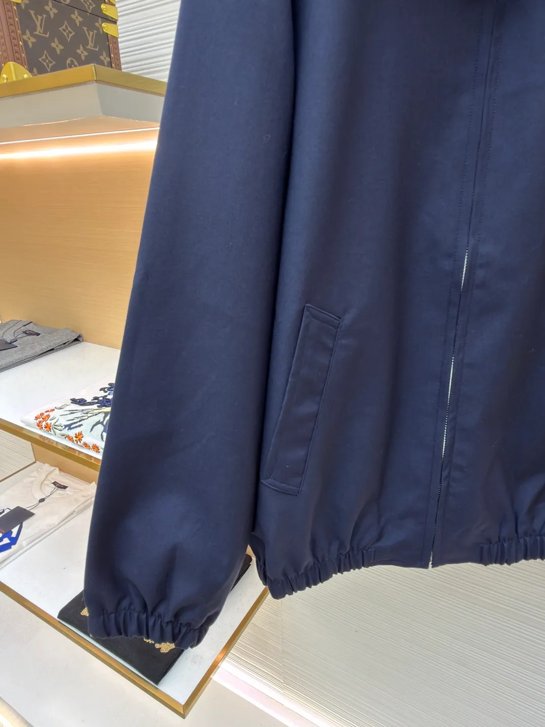 Celine embroidered Arc de Triomphe zipper cadre jacket ●Original version: Purchased and developed for 19500 ●Item number: 1681608-A90 ●Fabric: combed cotton fabric ●Technology: embroidery production ●Color: royal blue ●Version: fitted version ●Weight: about 695 grams ●Size: S-M-L-XL ●Description: Made of 32-count combed cotton fabric, custom-woven with 60% wool content. Double layer composite thickening, weight is about 400 grams. Lined with high-density spun lining. The zipper uses electroplated hardware and bright silver pull bars, and the zipper uses European-style imported zippers, decorated with composite cowhide sliders. The embroidery uses 3D three-dimensional embroidery, and the chest is embellished with Arc de Triomphe embroidery. Add a touch of simple, high-end style. The shirt collar is made of double layer lamination and ironing to make the upper body of the clothes more three-dimensional. The entire garment is made using a special machine. Fabric: 62% wool, 38% cotton Lining: 100% viscose Pocket lining: 100% cotton TRIOMPHE embroidered loose fit shirt collar, 2 slant suit pockets Elastic waistband and cuffs, zipper closure with TRIOMPHE embossed leather zipper pullers. The overall wiring is straight and delicate, the fabric is comfortable and soft, and the color is consistent without color difference. It can be matched with the same style to create a fashionable look and control various occasions. Customized accessories, complete with three standards, same style for men and women!