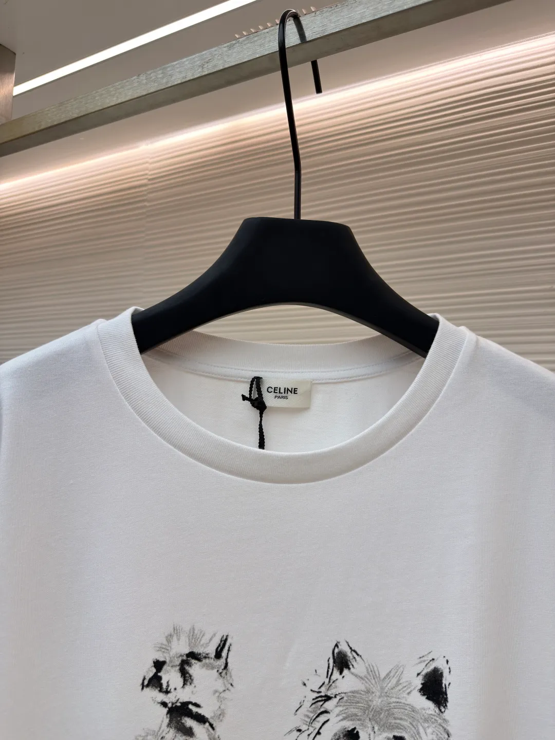 Celine Sketch Puppy Round Neck Short Sleeve ●Original version: Purchased and developed for 5700 ●Item number: 1682027-A00 ●Fabric: plain knitted fabric ●Technology: printing production ●Color: white ●Version: fitted version ●Weight: about 290 grams ●Size: XS-S-M-L ●Description: Made of 15S fine cotton plain fabric, 230g; with 32S double yarn thread, 300g. Plain weave fabric made from combed cotton fibers has a more orderly arrangement and higher density than ordinary cotton, so it has better texture and luster. 15S fine cotton plain fabric is a high-quality cotton fabric with the characteristics of softness, comfort, good breathability, and good durability. Water-based fiber slurry dot printing is an environmentally friendly and sophisticated printing process. It is characterized by using water-based environmentally friendly slurry as the medium, and transferring the slurry to the surface of the fabric in the form of dots through a high-mesh screen. The core of the process lies in the use of high-precision dot distribution to achieve delicate transitions and layered expressions of color. Compared with traditional full-page printing, it saves slurry and has excellent breathability. Since the water-based slurry does not contain plasticizers, the printed area feels soft to the touch, almost like the original texture of the fabric, without the hardening or sticky feeling of offset printing, and can be better integrated with the fabric fibers to present a matte matte effect in the printed area, with soft and natural color saturation. The tiny gaps between dots make the pattern visually translucent and hazy, especially on light-colored fabrics. After the slurry is cured, it still maintains the natural drape and elasticity of the fiber, has good washing resistance, and is not easy to crack or fade. The overall wiring is straight and delicate, the fabric is comfortable and soft, and the color is consistent without color difference. It can be matched with the same style to create a fashionable look and control various occasions. Customized accessories, complete with three standards, same style for men and women!