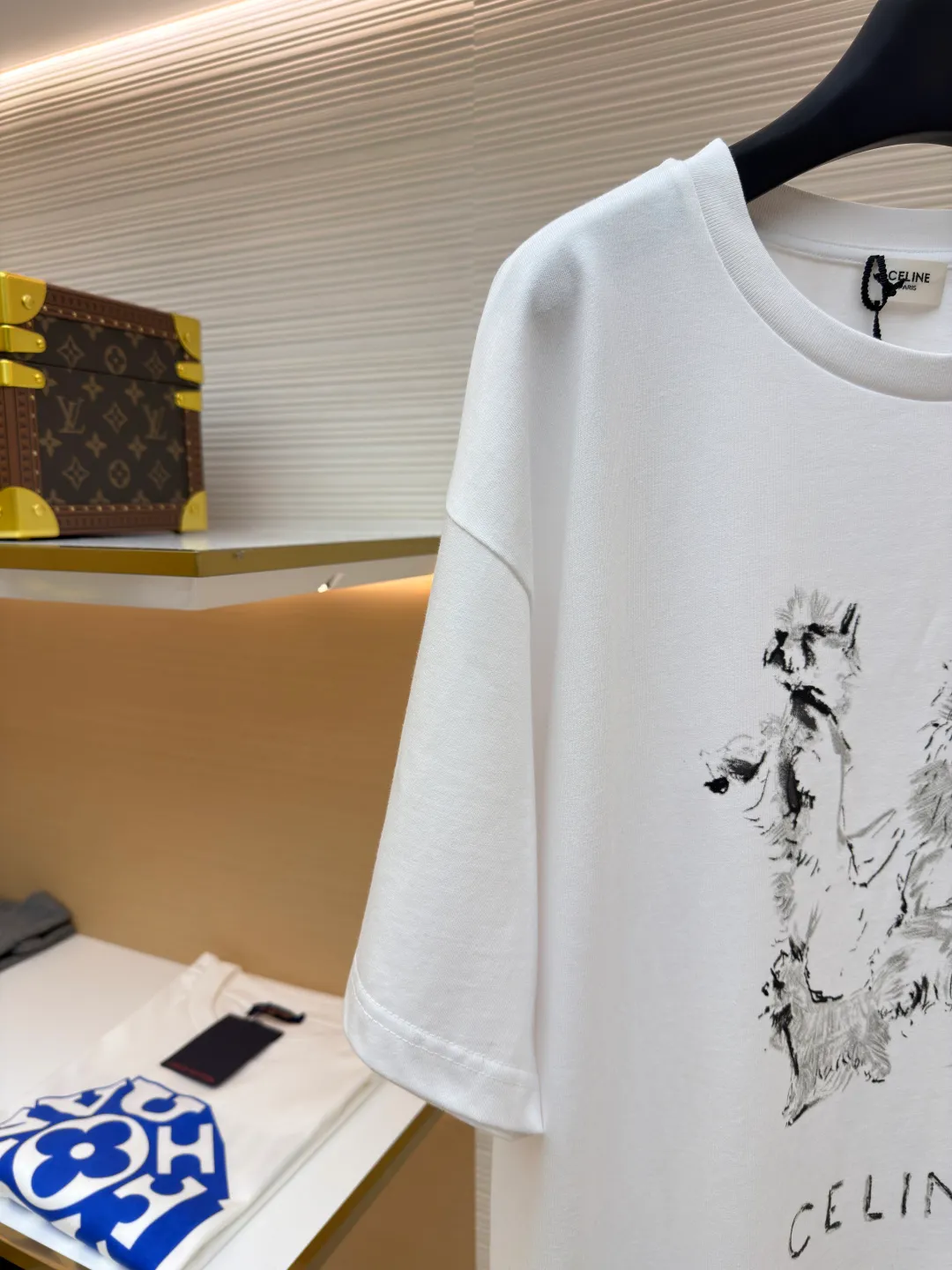 Celine Sketch Puppy Round Neck Short Sleeve ●Original version: Purchased and developed for 5700 ●Item number: 1682027-A00 ●Fabric: plain knitted fabric ●Technology: printing production ●Color: white ●Version: fitted version ●Weight: about 290 grams ●Size: XS-S-M-L ●Description: Made of 15S fine cotton plain fabric, 230g; with 32S double yarn thread, 300g. Plain weave fabric made from combed cotton fibers has a more orderly arrangement and higher density than ordinary cotton, so it has better texture and luster. 15S fine cotton plain fabric is a high-quality cotton fabric with the characteristics of softness, comfort, good breathability, and good durability. Water-based fiber slurry dot printing is an environmentally friendly and sophisticated printing process. It is characterized by using water-based environmentally friendly slurry as the medium, and transferring the slurry to the surface of the fabric in the form of dots through a high-mesh screen. The core of the process lies in the use of high-precision dot distribution to achieve delicate transitions and layered expressions of color. Compared with traditional full-page printing, it saves slurry and has excellent breathability. Since the water-based slurry does not contain plasticizers, the printed area feels soft to the touch, almost like the original texture of the fabric, without the hardening or sticky feeling of offset printing, and can be better integrated with the fabric fibers to present a matte matte effect in the printed area, with soft and natural color saturation. The tiny gaps between dots make the pattern visually translucent and hazy, especially on light-colored fabrics. After the slurry is cured, it still maintains the natural drape and elasticity of the fiber, has good washing resistance, and is not easy to crack or fade. The overall wiring is straight and delicate, the fabric is comfortable and soft, and the color is consistent without color difference. It can be matched with the same style to create a fashionable look and control various occasions. Customized accessories, complete with three standards, same style for men and women!