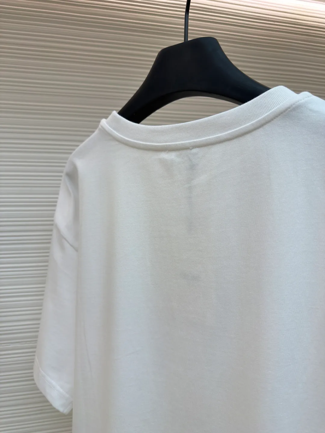 Celine Sketch Puppy Round Neck Short Sleeve ●Original version: Purchased and developed for 5700 ●Item number: 1682027-A00 ●Fabric: plain knitted fabric ●Technology: printing production ●Color: white ●Version: fitted version ●Weight: about 290 grams ●Size: XS-S-M-L ●Description: Made of 15S fine cotton plain fabric, 230g; with 32S double yarn thread, 300g. Plain weave fabric made from combed cotton fibers has a more orderly arrangement and higher density than ordinary cotton, so it has better texture and luster. 15S fine cotton plain fabric is a high-quality cotton fabric with the characteristics of softness, comfort, good breathability, and good durability. Water-based fiber slurry dot printing is an environmentally friendly and sophisticated printing process. It is characterized by using water-based environmentally friendly slurry as the medium, and transferring the slurry to the surface of the fabric in the form of dots through a high-mesh screen. The core of the process lies in the use of high-precision dot distribution to achieve delicate transitions and layered expressions of color. Compared with traditional full-page printing, it saves slurry and has excellent breathability. Since the water-based slurry does not contain plasticizers, the printed area feels soft to the touch, almost like the original texture of the fabric, without the hardening or sticky feeling of offset printing, and can be better integrated with the fabric fibers to present a matte matte effect in the printed area, with soft and natural color saturation. The tiny gaps between dots make the pattern visually translucent and hazy, especially on light-colored fabrics. After the slurry is cured, it still maintains the natural drape and elasticity of the fiber, has good washing resistance, and is not easy to crack or fade. The overall wiring is straight and delicate, the fabric is comfortable and soft, and the color is consistent without color difference. It can be matched with the same style to create a fashionable look and control various occasions. Customized accessories, complete with three standards, same style for men and women!