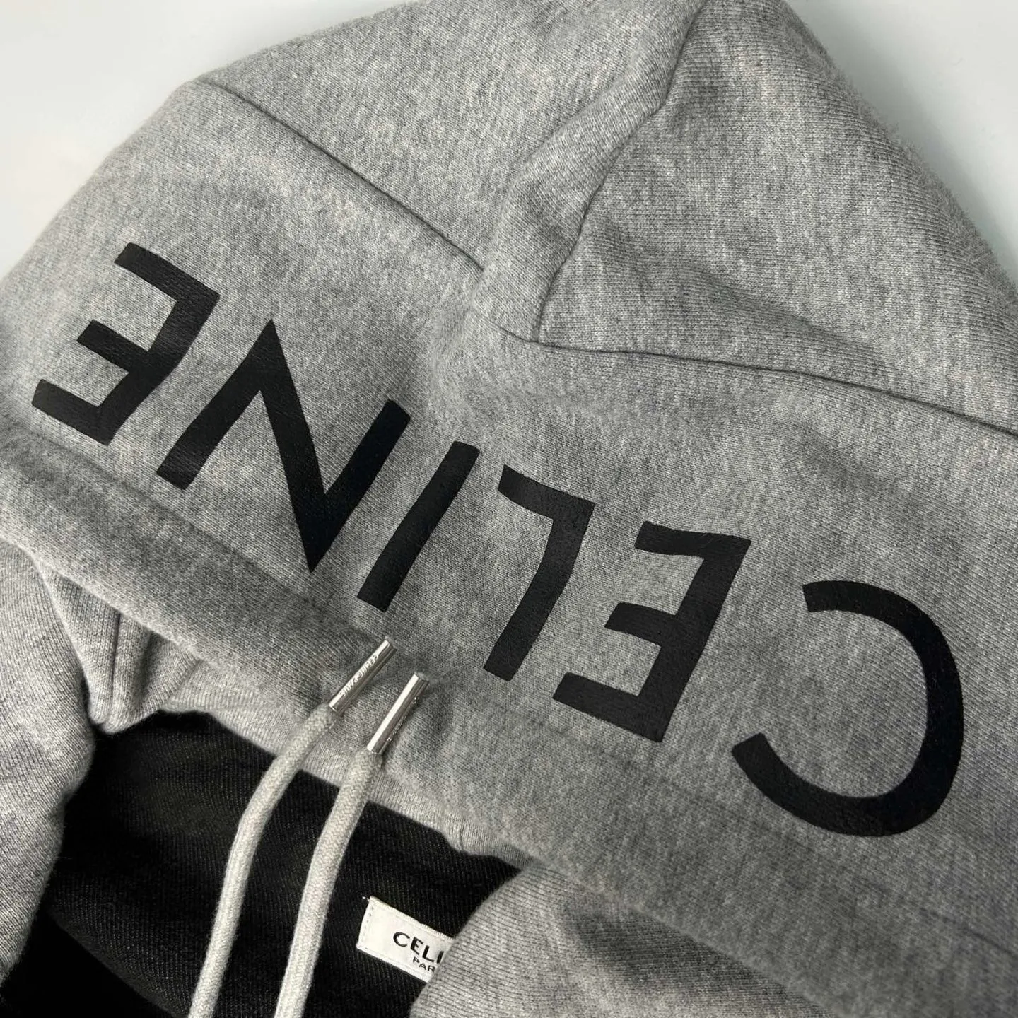 🅿️560 [Exclusive supply] Celine 24FW hooded denim jacket (grey). Original purchase and development of 14,500 yuan. The fabric is made of customized high-density cotton twill denim. It is full of texture and comfortable to the skin. It is painted in classic retro black and is full of natural purity and simplicity. The front panel is simple and neat in clean fit style. The Celine mark is on the hood. It is not noisy but has its own sound. The original charm of the denim jacket is outlined with clean and neat lines. The charm of simplicity and the charm of versatility. The whole garment is washed with medium filtration. A special solution is used to remove stains and slight fading. Then it is washed with snowflakes. It is faded by strong washing methods to make the color more uniform. Complex workmanship and high loss; pure manual high-elastic offset printing technology. Every coloring. Every press. After repeated pulling, the original shape and color are still maintained during washing and other processes. It can better reflect the craftsman's exquisite skills and control of details. The entire garment is sewn using an embedded clamping machine. The embedded clamping machine can control the distance between the double needles by changing the needle position to achieve seamless, smooth and tidy splicing. Size:S-M-L-XL