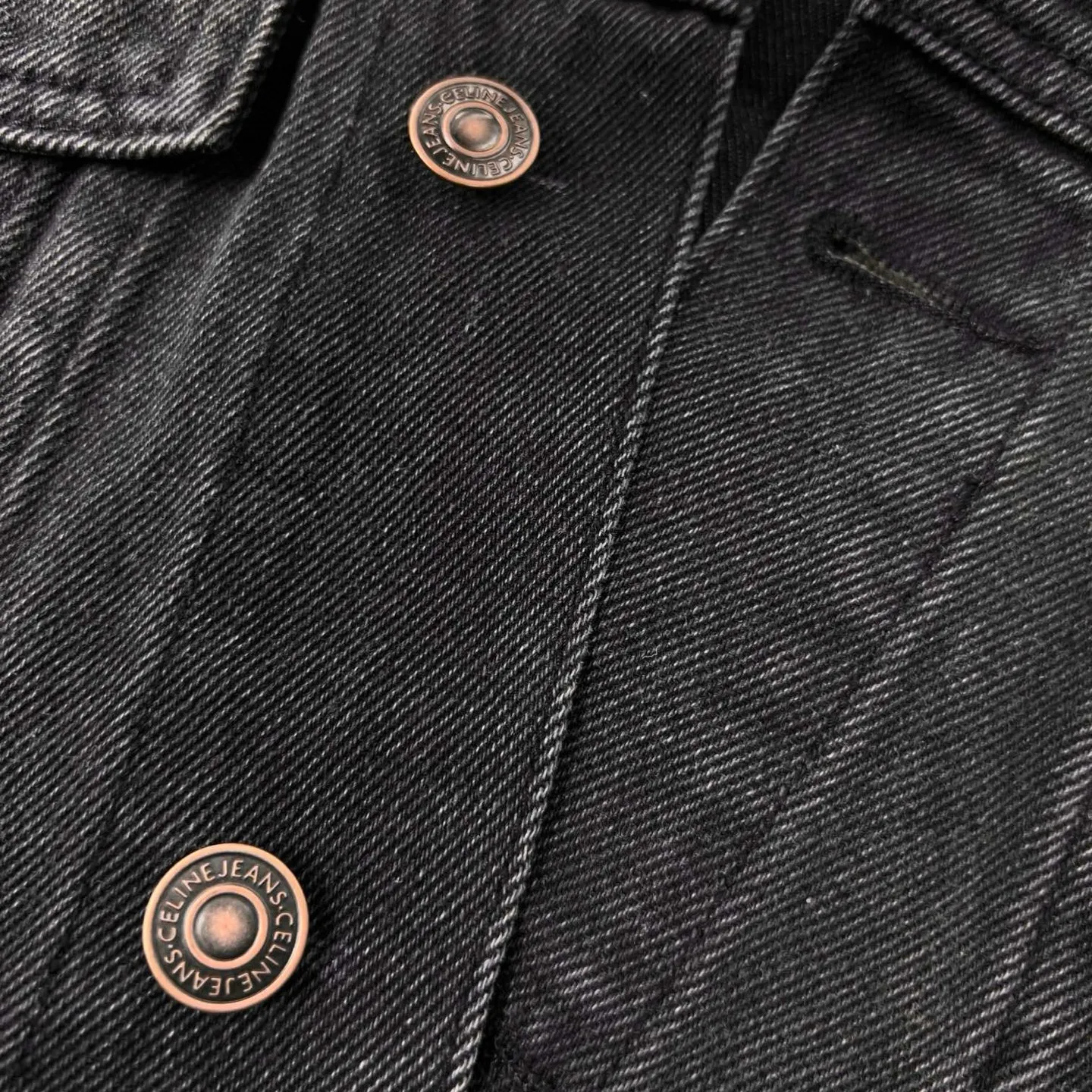 🅿️560 [Exclusive supply] Celine 24FW hooded denim jacket (grey). Original purchase and development of 14,500 yuan. The fabric is made of customized high-density cotton twill denim. It is full of texture and comfortable to the skin. It is painted in classic retro black and is full of natural purity and simplicity. The front panel is simple and neat in clean fit style. The Celine mark is on the hood. It is not noisy but has its own sound. The original charm of the denim jacket is outlined with clean and neat lines. The charm of simplicity and the charm of versatility. The whole garment is washed with medium filtration. A special solution is used to remove stains and slight fading. Then it is washed with snowflakes. It is faded by strong washing methods to make the color more uniform. Complex workmanship and high loss; pure manual high-elastic offset printing technology. Every coloring. Every press. After repeated pulling, the original shape and color are still maintained during washing and other processes. It can better reflect the craftsman's exquisite skills and control of details. The entire garment is sewn using an embedded clamping machine. The embedded clamping machine can control the distance between the double needles by changing the needle position to achieve seamless, smooth and tidy splicing. Size:S-M-L-XL
