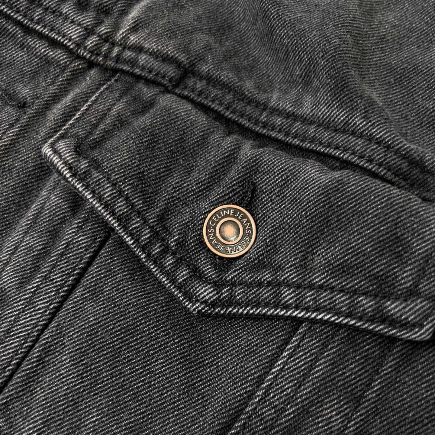 🅿️560 [Exclusive supply] Celine 24FW hooded denim jacket (grey). Original purchase and development of 14,500 yuan. The fabric is made of customized high-density cotton twill denim. It is full of texture and comfortable to the skin. It is painted in classic retro black and is full of natural purity and simplicity. The front panel is simple and neat in clean fit style. The Celine mark is on the hood. It is not noisy but has its own sound. The original charm of the denim jacket is outlined with clean and neat lines. The charm of simplicity and the charm of versatility. The whole garment is washed with medium filtration. A special solution is used to remove stains and slight fading. Then it is washed with snowflakes. It is faded by strong washing methods to make the color more uniform. Complex workmanship and high loss; pure manual high-elastic offset printing technology. Every coloring. Every press. After repeated pulling, the original shape and color are still maintained during washing and other processes. It can better reflect the craftsman's exquisite skills and control of details. The entire garment is sewn using an embedded clamping machine. The embedded clamping machine can control the distance between the double needles by changing the needle position to achieve seamless, smooth and tidy splicing. Size:S-M-L-XL
