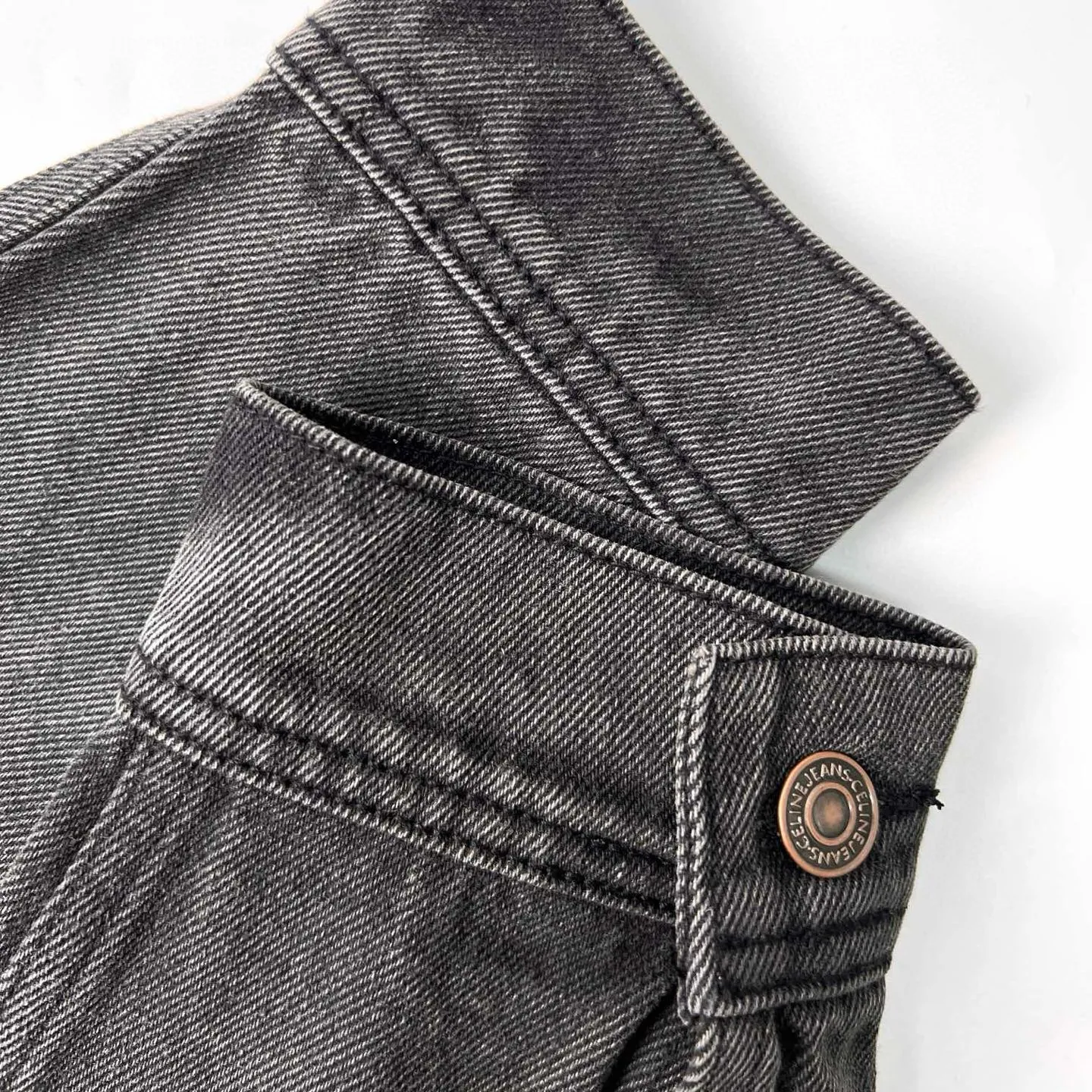 🅿️560 [Exclusive supply] Celine 24FW hooded denim jacket (grey). Original purchase and development of 14,500 yuan. The fabric is made of customized high-density cotton twill denim. It is full of texture and comfortable to the skin. It is painted in classic retro black and is full of natural purity and simplicity. The front panel is simple and neat in clean fit style. The Celine mark is on the hood. It is not noisy but has its own sound. The original charm of the denim jacket is outlined with clean and neat lines. The charm of simplicity and the charm of versatility. The whole garment is washed with medium filtration. A special solution is used to remove stains and slight fading. Then it is washed with snowflakes. It is faded by strong washing methods to make the color more uniform. Complex workmanship and high loss; pure manual high-elastic offset printing technology. Every coloring. Every press. After repeated pulling, the original shape and color are still maintained during washing and other processes. It can better reflect the craftsman's exquisite skills and control of details. The entire garment is sewn using an embedded clamping machine. The embedded clamping machine can control the distance between the double needles by changing the needle position to achieve seamless, smooth and tidy splicing. Size:S-M-L-XL