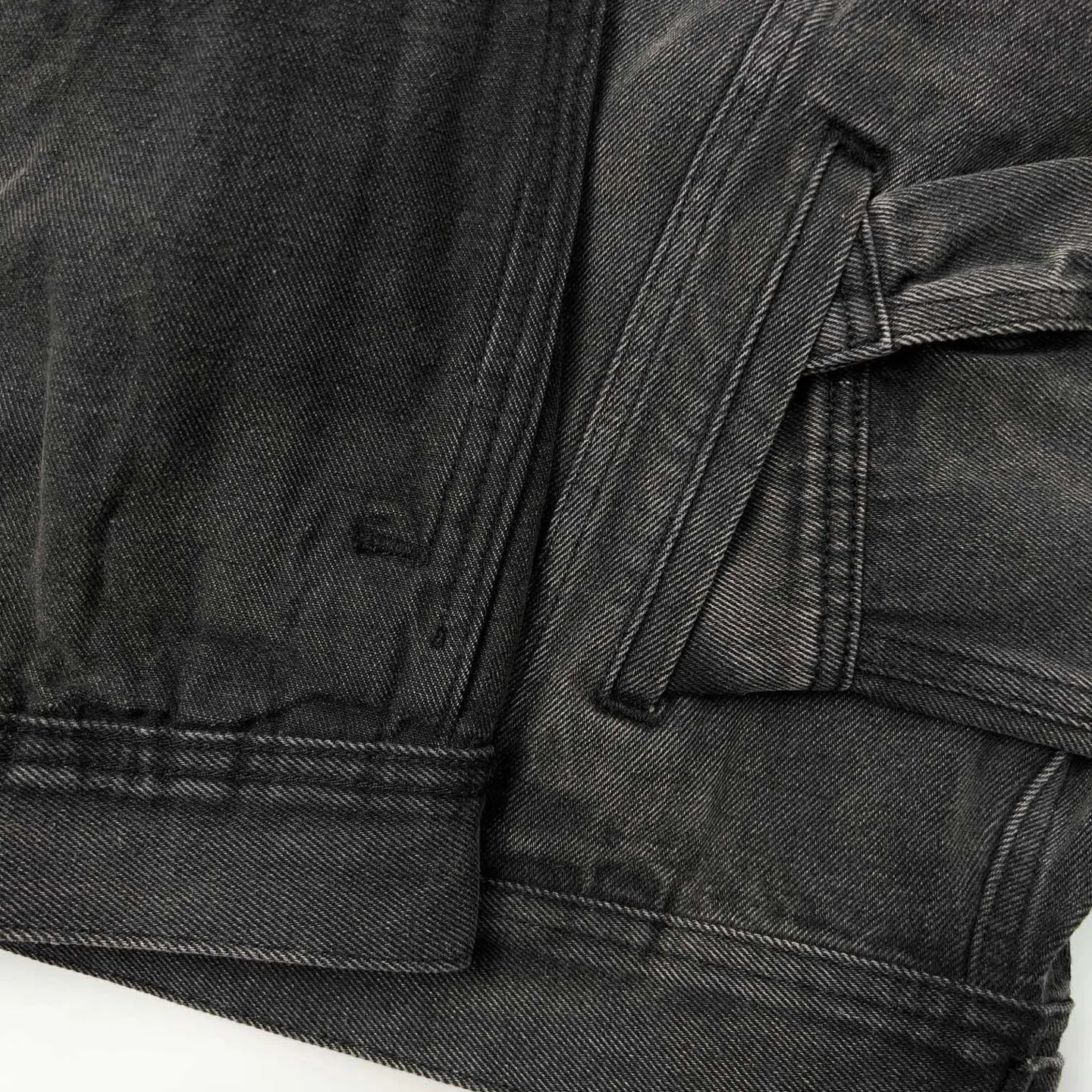 🅿️560 [Exclusive supply] Celine 24FW hooded denim jacket (grey). Original purchase and development of 14,500 yuan. The fabric is made of customized high-density cotton twill denim. It is full of texture and comfortable to the skin. It is painted in classic retro black and is full of natural purity and simplicity. The front panel is simple and neat in clean fit style. The Celine mark is on the hood. It is not noisy but has its own sound. The original charm of the denim jacket is outlined with clean and neat lines. The charm of simplicity and the charm of versatility. The whole garment is washed with medium filtration. A special solution is used to remove stains and slight fading. Then it is washed with snowflakes. It is faded by strong washing methods to make the color more uniform. Complex workmanship and high loss; pure manual high-elastic offset printing technology. Every coloring. Every press. After repeated pulling, the original shape and color are still maintained during washing and other processes. It can better reflect the craftsman's exquisite skills and control of details. The entire garment is sewn using an embedded clamping machine. The embedded clamping machine can control the distance between the double needles by changing the needle position to achieve seamless, smooth and tidy splicing. Size:S-M-L-XL