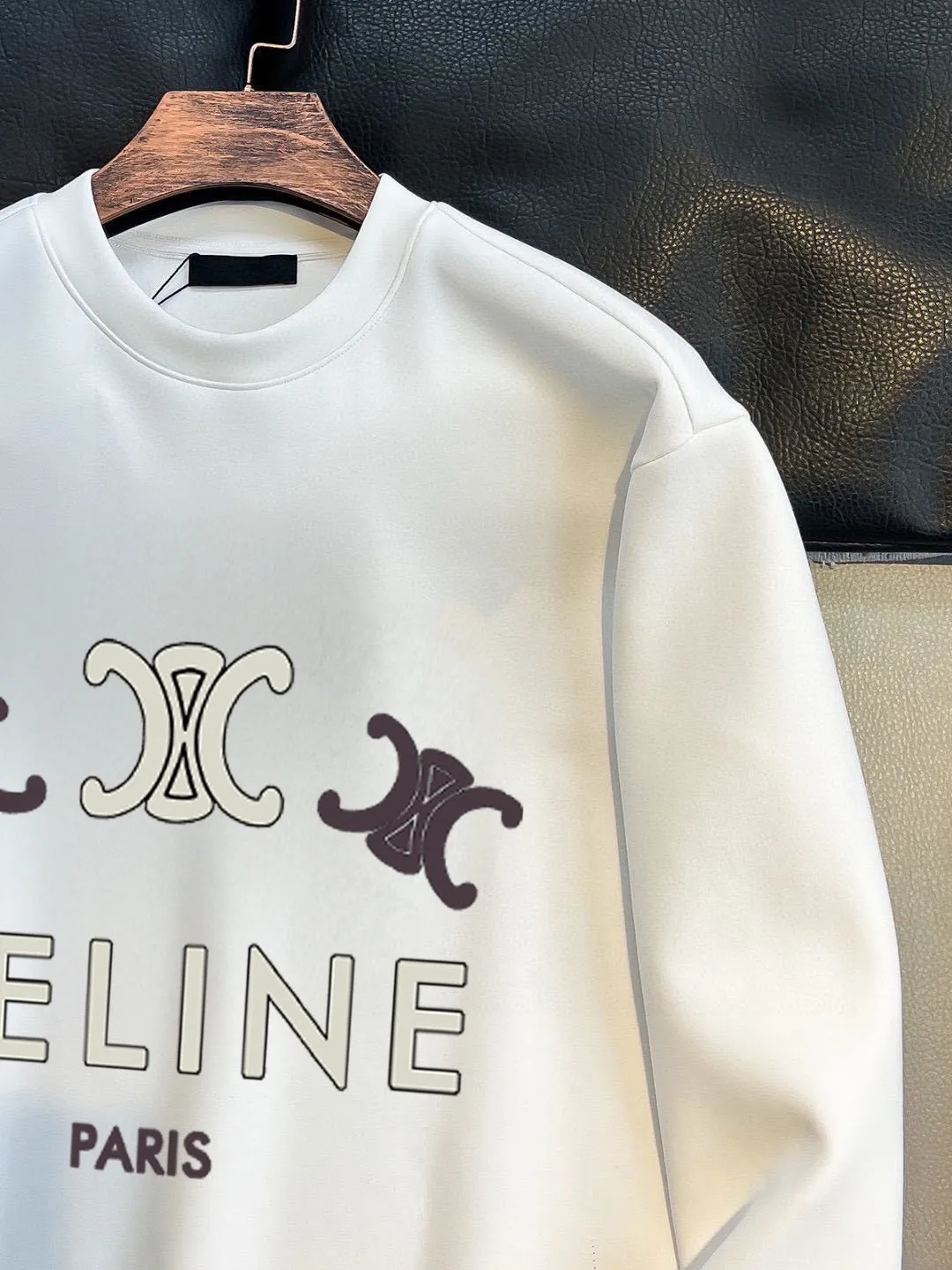 🅿️220 brand [CELINE Celine] (good news for fat people) 2025ss autumn latest long-sleeved round-neck sweatshirt, on sale simultaneously on the official website. Refreshing and breathable. Made of top Tencel Roman. Comfortable and soft. 3D three-dimensional clarity. Super fashion sense. Great for gifting and keeping for yourself. Size: M-5XL (can wear up to 220 pounds)
