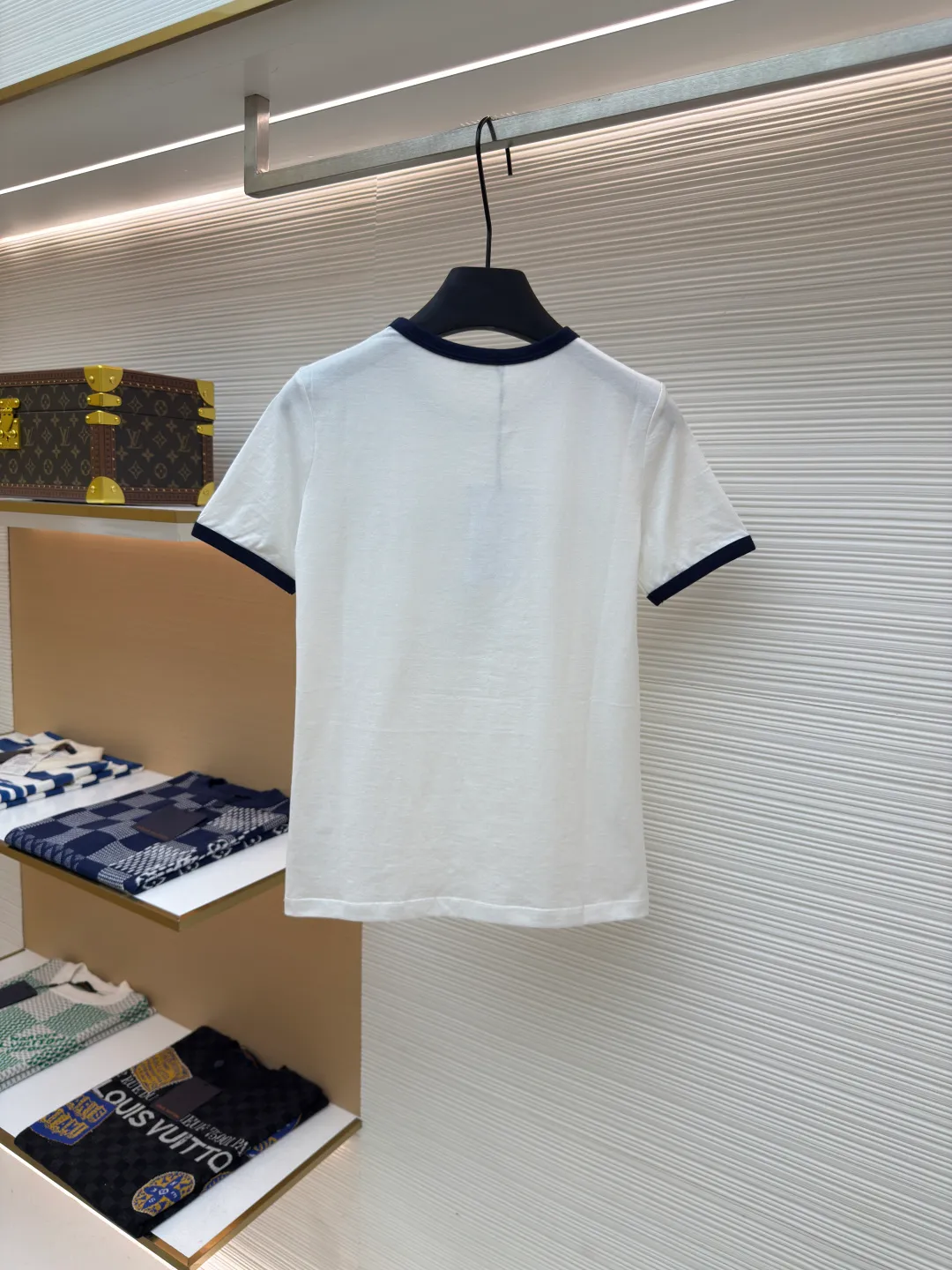 Celine letter printed T-shirt [Women's clothing] ●Authentic product: Purchased and developed by 5100 ●Item number: 1680483-A00 ●Fabric: long-staple cotton fabric ●Technology: printing production ●Version: fitted version ●Weight: about 105 grams ●Size: S-M-L ●Description: The fabric is made of 50s double-ply long-staple cotton plain fabric, purchased with Y-printing and custom-dyed in brown. The color is completely matched to the pattern. It is treated with dust-free wool processing to give a light and soft cotton feel. 32s single-strand combed cotton 1*1 rib, dyed in the same vat as the main fabric to ensure no color difference. The white brown front panel is printed with a screen glue computer fully automatic elliptical machine. Threaded strips are cut on the collar and cuffs, and the edges are bound by a flat car. The overall wiring is straight and delicate, the fabric is comfortable and soft, and the color is consistent without color difference. It can be matched with the same style to create a fashionable look and control various occasions. Customized accessories, complete with three standards, same style for men and women!