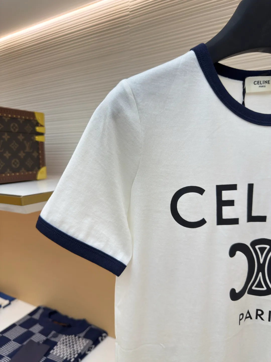Celine letter printed T-shirt [Women's clothing] ●Authentic product: Purchased and developed by 5100 ●Item number: 1680483-A00 ●Fabric: long-staple cotton fabric ●Technology: printing production ●Version: fitted version ●Weight: about 105 grams ●Size: S-M-L ●Description: The fabric is made of 50s double-ply long-staple cotton plain fabric, purchased with Y-printing and custom-dyed in brown. The color is completely matched to the pattern. It is treated with dust-free wool processing to give a light and soft cotton feel. 32s single-strand combed cotton 1*1 rib, dyed in the same vat as the main fabric to ensure no color difference. The white brown front panel is printed with a screen glue computer fully automatic elliptical machine. Threaded strips are cut on the collar and cuffs, and the edges are bound by a flat car. The overall wiring is straight and delicate, the fabric is comfortable and soft, and the color is consistent without color difference. It can be matched with the same style to create a fashionable look and control various occasions. Customized accessories, complete with three standards, same style for men and women!