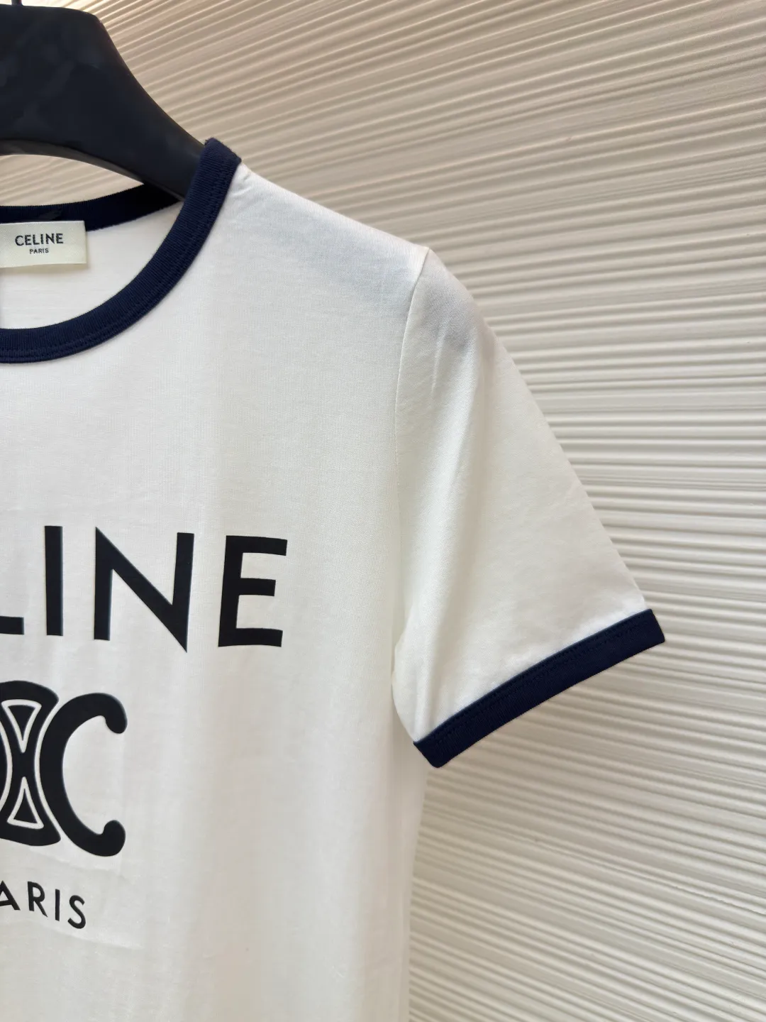 Celine letter printed T-shirt [Women's clothing] ●Authentic product: Purchased and developed by 5100 ●Item number: 1680483-A00 ●Fabric: long-staple cotton fabric ●Technology: printing production ●Version: fitted version ●Weight: about 105 grams ●Size: S-M-L ●Description: The fabric is made of 50s double-ply long-staple cotton plain fabric, purchased with Y-printing and custom-dyed in brown. The color is completely matched to the pattern. It is treated with dust-free wool processing to give a light and soft cotton feel. 32s single-strand combed cotton 1*1 rib, dyed in the same vat as the main fabric to ensure no color difference. The white brown front panel is printed with a screen glue computer fully automatic elliptical machine. Threaded strips are cut on the collar and cuffs, and the edges are bound by a flat car. The overall wiring is straight and delicate, the fabric is comfortable and soft, and the color is consistent without color difference. It can be matched with the same style to create a fashionable look and control various occasions. Customized accessories, complete with three standards, same style for men and women!