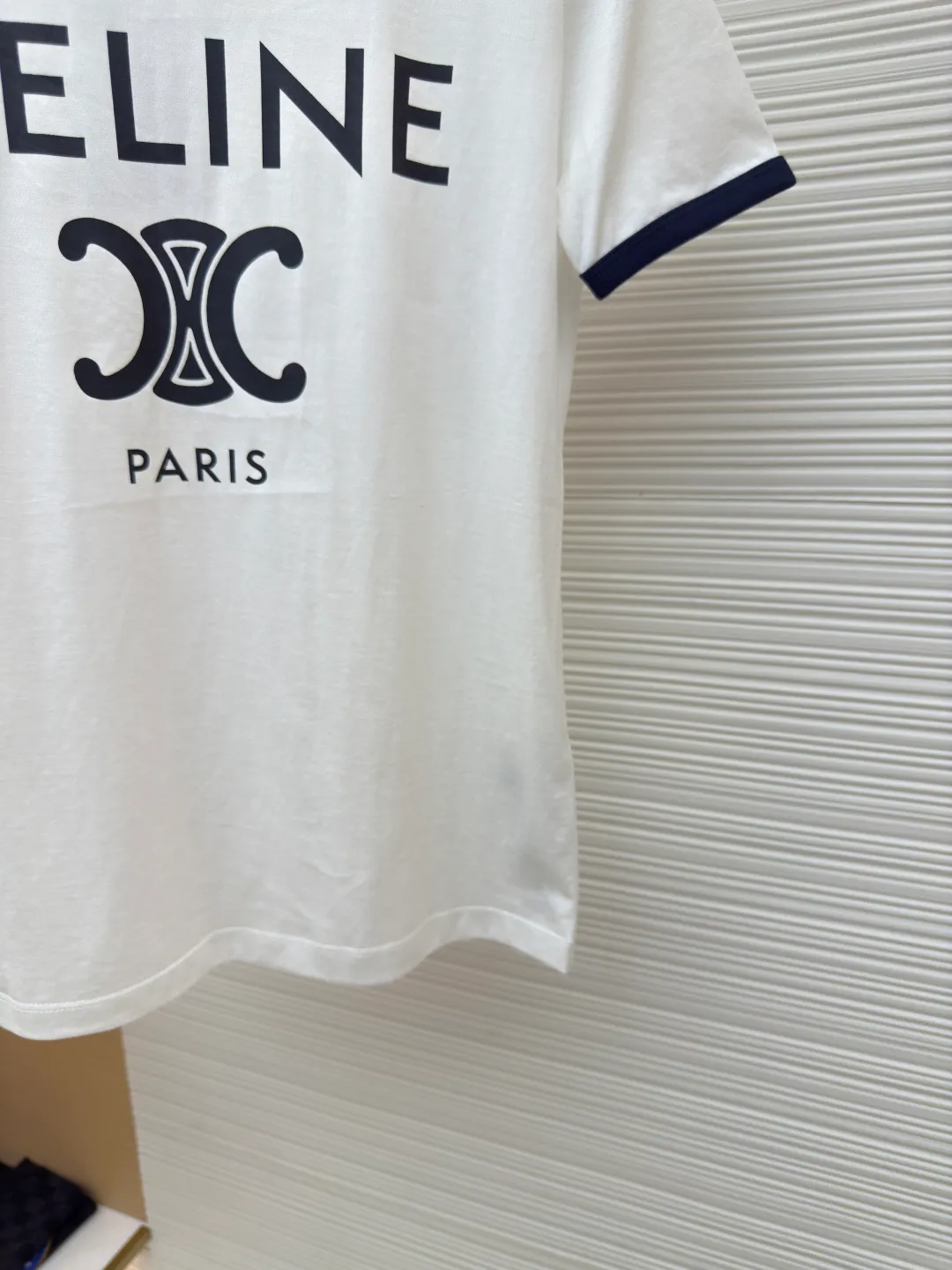 Celine letter printed T-shirt [Women's clothing] ●Authentic product: Purchased and developed by 5100 ●Item number: 1680483-A00 ●Fabric: long-staple cotton fabric ●Technology: printing production ●Version: fitted version ●Weight: about 105 grams ●Size: S-M-L ●Description: The fabric is made of 50s double-ply long-staple cotton plain fabric, purchased with Y-printing and custom-dyed in brown. The color is completely matched to the pattern. It is treated with dust-free wool processing to give a light and soft cotton feel. 32s single-strand combed cotton 1*1 rib, dyed in the same vat as the main fabric to ensure no color difference. The white brown front panel is printed with a screen glue computer fully automatic elliptical machine. Threaded strips are cut on the collar and cuffs, and the edges are bound by a flat car. The overall wiring is straight and delicate, the fabric is comfortable and soft, and the color is consistent without color difference. It can be matched with the same style to create a fashionable look and control various occasions. Customized accessories, complete with three standards, same style for men and women!