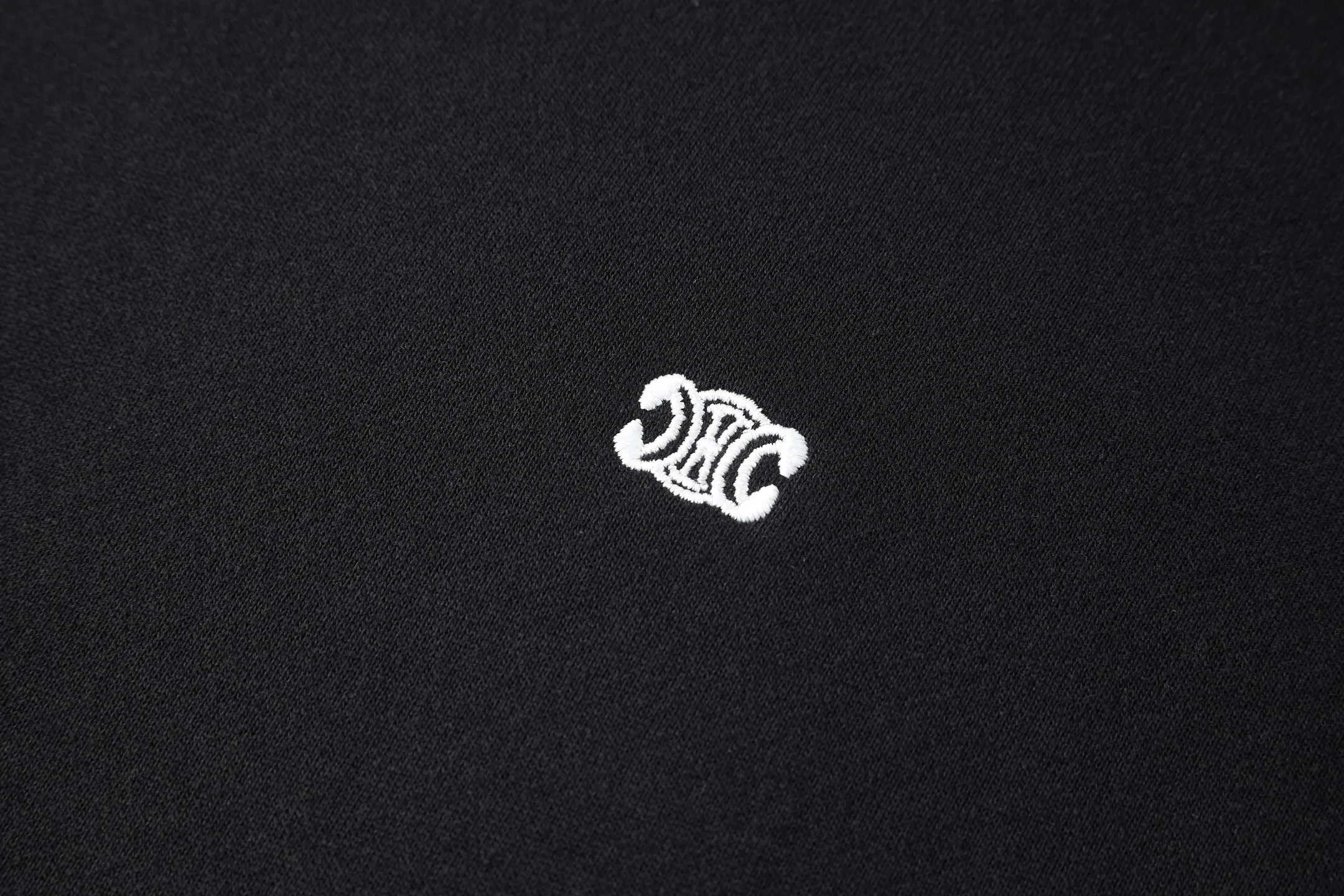 🅿️400 Celine Arc de Triomphe embroidered hooded sweatshirt (black) The original version was purchased and developed for 10,500. The fabric is made of 380g double-ply terry and long yarn cotton, and each strand has a delicate texture. The upper body is three-dimensional and stylish. The thread is matched with 2*2 double yarn threads dyed in the same vat. The hat is custom-woven with pure cotton yarn and equipped with a metal tail clip. The hat buckle is equipped with metal electroplated eyelets and an engraved logo on the surface. The embroidery uses 3D three-dimensional embroidery, and only high-density embroidery can present the visual sense of the brand logo. Size:S-M-L-XL