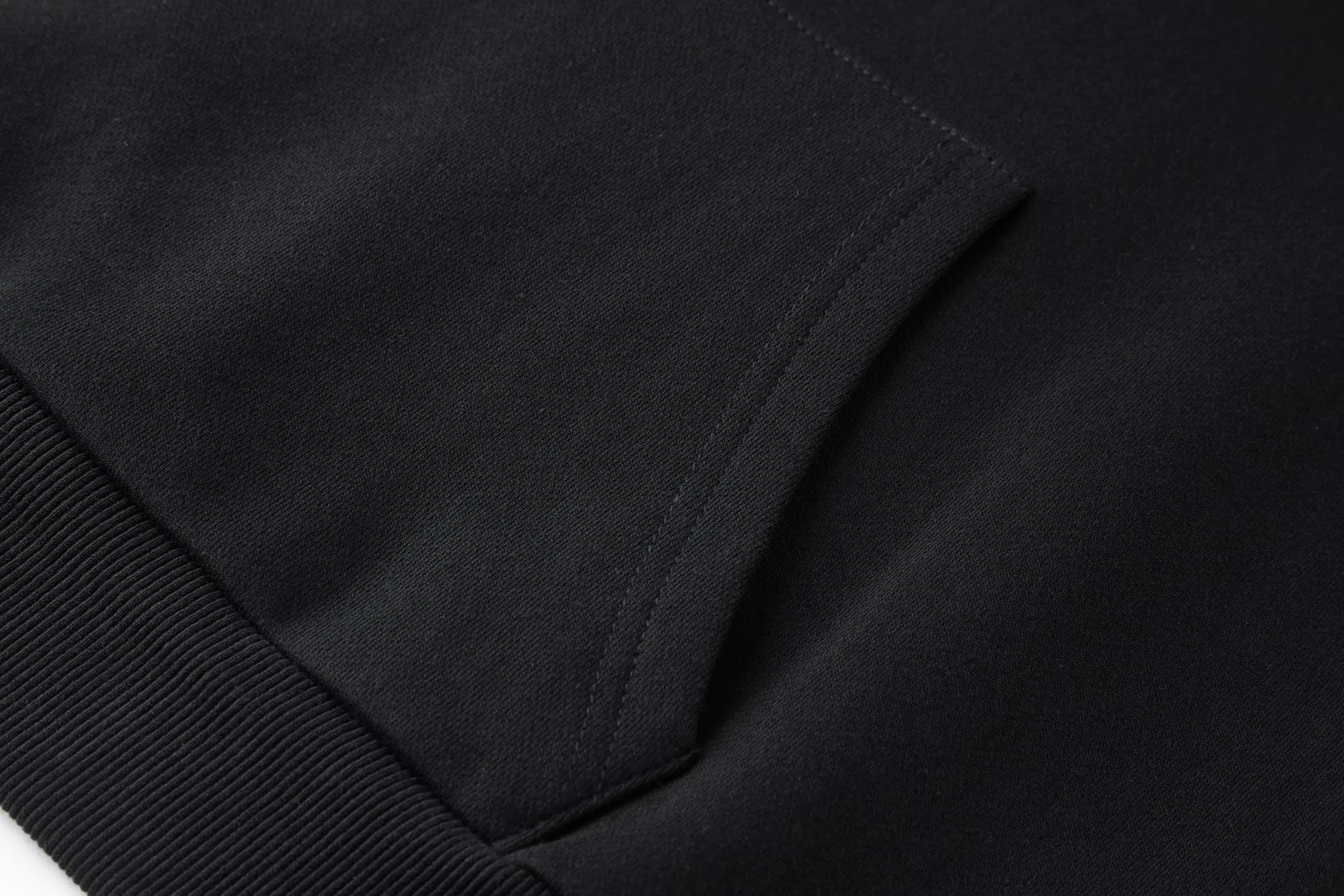 🅿️400 Celine Arc de Triomphe embroidered hooded sweatshirt (black) The original version was purchased and developed for 10,500. The fabric is made of 380g double-ply terry and long yarn cotton, and each strand has a delicate texture. The upper body is three-dimensional and stylish. The thread is matched with 2*2 double yarn threads dyed in the same vat. The hat is custom-woven with pure cotton yarn and equipped with a metal tail clip. The hat buckle is equipped with metal electroplated eyelets and an engraved logo on the surface. The embroidery uses 3D three-dimensional embroidery, and only high-density embroidery can present the visual sense of the brand logo. Size:S-M-L-XL