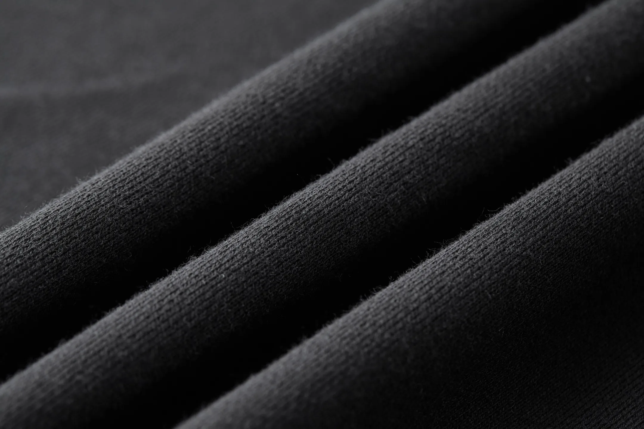 🅿️400 Celine Arc de Triomphe embroidered hooded sweatshirt (black) The original version was purchased and developed for 10,500. The fabric is made of 380g double-ply terry and long yarn cotton, and each strand has a delicate texture. The upper body is three-dimensional and stylish. The thread is matched with 2*2 double yarn threads dyed in the same vat. The hat is custom-woven with pure cotton yarn and equipped with a metal tail clip. The hat buckle is equipped with metal electroplated eyelets and an engraved logo on the surface. The embroidery uses 3D three-dimensional embroidery, and only high-density embroidery can present the visual sense of the brand logo. Size:S-M-L-XL