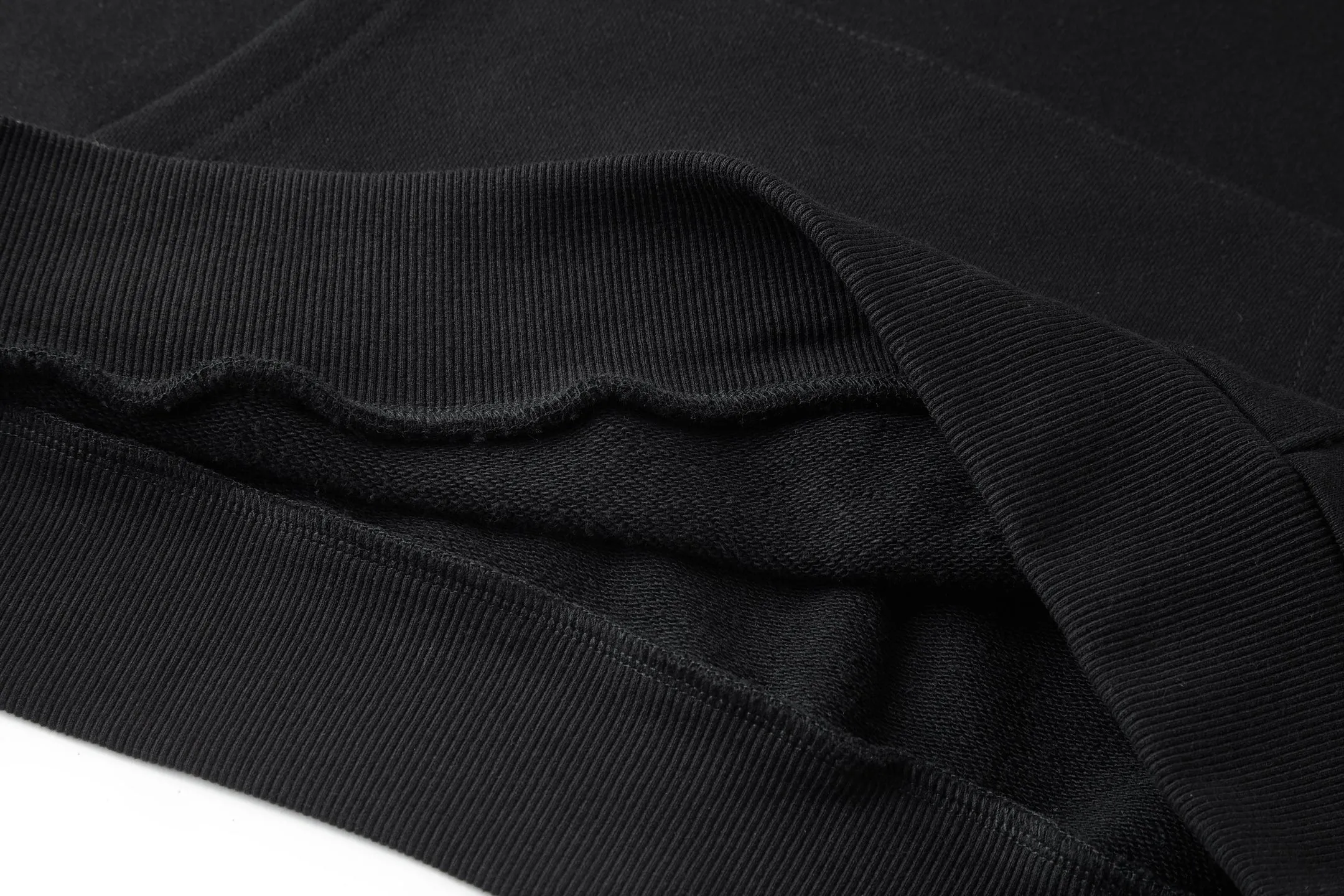 🅿️400 Celine Arc de Triomphe embroidered hooded sweatshirt (black) The original version was purchased and developed for 10,500. The fabric is made of 380g double-ply terry and long yarn cotton, and each strand has a delicate texture. The upper body is three-dimensional and stylish. The thread is matched with 2*2 double yarn threads dyed in the same vat. The hat is custom-woven with pure cotton yarn and equipped with a metal tail clip. The hat buckle is equipped with metal electroplated eyelets and an engraved logo on the surface. The embroidery uses 3D three-dimensional embroidery, and only high-density embroidery can present the visual sense of the brand logo. Size:S-M-L-XL