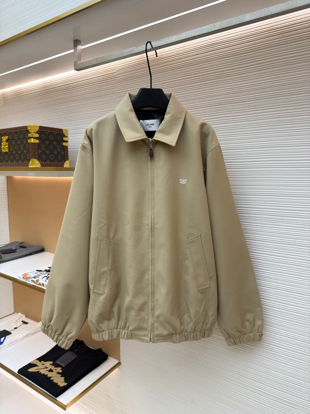 Celine embroidered Arc de Triomphe zipper cadre jacket ●Original version: Purchased and developed for 19500 ●Item number: 1681609-A90 ●Fabric: combed cotton fabric ●Technology: embroidery production ●Color: Khaki ●Version: Fitted version ●Weight: about 740 grams ●Size: S-M-L-XL ●Description: Made of 32-count combed cotton fabric, custom-woven with 60% wool content. Double layer composite thickening, weight is about 400 grams. Lined with high-density spun lining. The zipper uses electroplated hardware and bright silver pull bars, and the zipper uses European-style imported zippers, decorated with composite cowhide sliders. The embroidery uses 3D three-dimensional embroidery, and the chest is embellished with Arc de Triomphe embroidery. Add a touch of simple, high-end style. The shirt collar is made of double layer lamination and ironing to make the upper body of the clothes more three-dimensional. The entire garment is made using a special machine. Fabric: 62% wool, 38% cotton Lining: 100% viscose Pocket lining: 100% cotton TRIOMPHE embroidered loose fit shirt collar, 2 slant suit pockets Elastic waistband and cuffs, zipper closure with TRIOMPHE embossed leather zipper pullers. The overall wiring is straight and delicate, the fabric is comfortable and soft, and the color is consistent without color difference. It can be matched with the same style to create a fashionable look and control various occasions. Customized accessories, complete with three standards, same style for men and women!