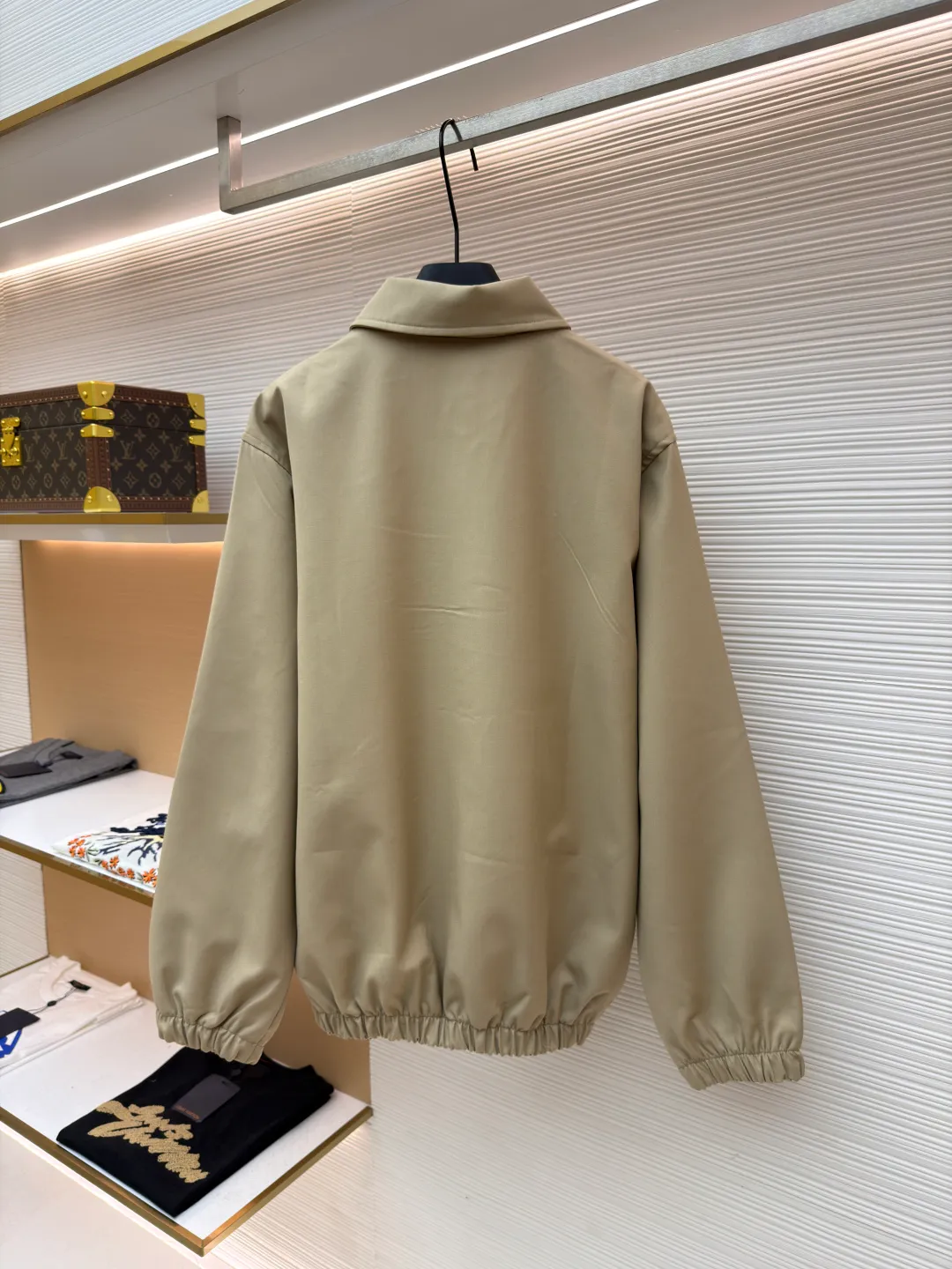 Celine embroidered Arc de Triomphe zipper cadre jacket ●Original version: Purchased and developed for 19500 ●Item number: 1681609-A90 ●Fabric: combed cotton fabric ●Technology: embroidery production ●Color: Khaki ●Version: Fitted version ●Weight: about 740 grams ●Size: S-M-L-XL ●Description: Made of 32-count combed cotton fabric, custom-woven with 60% wool content. Double layer composite thickening, weight is about 400 grams. Lined with high-density spun lining. The zipper uses electroplated hardware and bright silver pull bars, and the zipper uses European-style imported zippers, decorated with composite cowhide sliders. The embroidery uses 3D three-dimensional embroidery, and the chest is embellished with Arc de Triomphe embroidery. Add a touch of simple, high-end style. The shirt collar is made of double layer lamination and ironing to make the upper body of the clothes more three-dimensional. The entire garment is made using a special machine. Fabric: 62% wool, 38% cotton Lining: 100% viscose Pocket lining: 100% cotton TRIOMPHE embroidered loose fit shirt collar, 2 slant suit pockets Elastic waistband and cuffs, zipper closure with TRIOMPHE embossed leather zipper pullers. The overall wiring is straight and delicate, the fabric is comfortable and soft, and the color is consistent without color difference. It can be matched with the same style to create a fashionable look and control various occasions. Customized accessories, complete with three standards, same style for men and women!