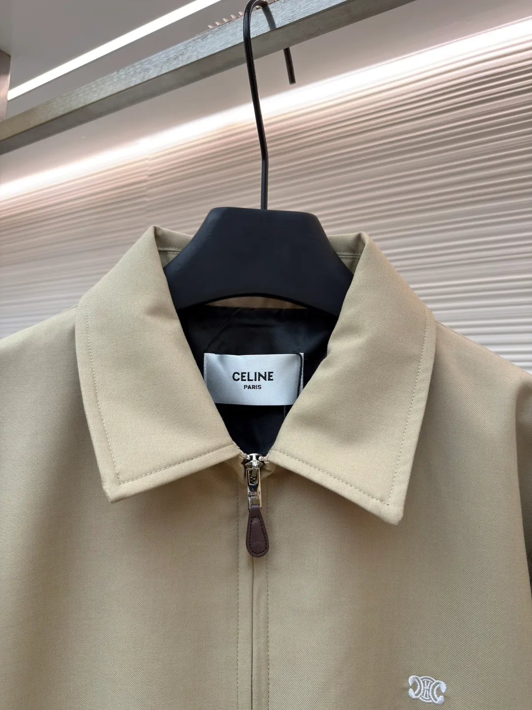 Celine embroidered Arc de Triomphe zipper cadre jacket ●Original version: Purchased and developed for 19500 ●Item number: 1681609-A90 ●Fabric: combed cotton fabric ●Technology: embroidery production ●Color: Khaki ●Version: Fitted version ●Weight: about 740 grams ●Size: S-M-L-XL ●Description: Made of 32-count combed cotton fabric, custom-woven with 60% wool content. Double layer composite thickening, weight is about 400 grams. Lined with high-density spun lining. The zipper uses electroplated hardware and bright silver pull bars, and the zipper uses European-style imported zippers, decorated with composite cowhide sliders. The embroidery uses 3D three-dimensional embroidery, and the chest is embellished with Arc de Triomphe embroidery. Add a touch of simple, high-end style. The shirt collar is made of double layer lamination and ironing to make the upper body of the clothes more three-dimensional. The entire garment is made using a special machine. Fabric: 62% wool, 38% cotton Lining: 100% viscose Pocket lining: 100% cotton TRIOMPHE embroidered loose fit shirt collar, 2 slant suit pockets Elastic waistband and cuffs, zipper closure with TRIOMPHE embossed leather zipper pullers. The overall wiring is straight and delicate, the fabric is comfortable and soft, and the color is consistent without color difference. It can be matched with the same style to create a fashionable look and control various occasions. Customized accessories, complete with three standards, same style for men and women!