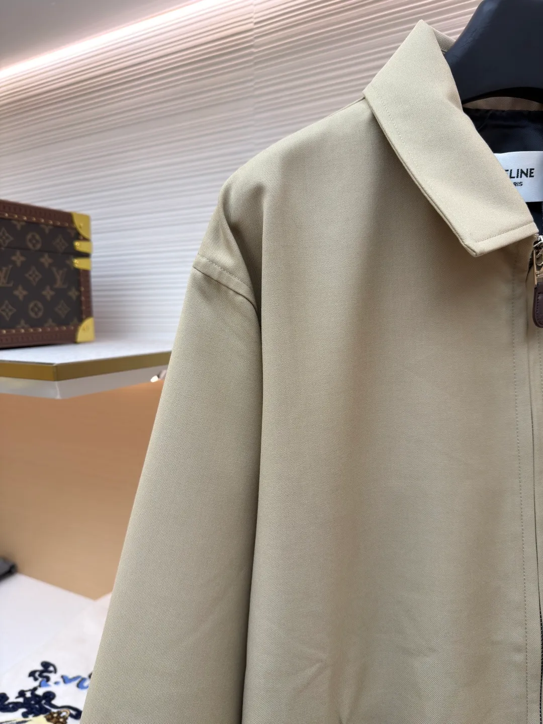 Celine embroidered Arc de Triomphe zipper cadre jacket ●Original version: Purchased and developed for 19500 ●Item number: 1681609-A90 ●Fabric: combed cotton fabric ●Technology: embroidery production ●Color: Khaki ●Version: Fitted version ●Weight: about 740 grams ●Size: S-M-L-XL ●Description: Made of 32-count combed cotton fabric, custom-woven with 60% wool content. Double layer composite thickening, weight is about 400 grams. Lined with high-density spun lining. The zipper uses electroplated hardware and bright silver pull bars, and the zipper uses European-style imported zippers, decorated with composite cowhide sliders. The embroidery uses 3D three-dimensional embroidery, and the chest is embellished with Arc de Triomphe embroidery. Add a touch of simple, high-end style. The shirt collar is made of double layer lamination and ironing to make the upper body of the clothes more three-dimensional. The entire garment is made using a special machine. Fabric: 62% wool, 38% cotton Lining: 100% viscose Pocket lining: 100% cotton TRIOMPHE embroidered loose fit shirt collar, 2 slant suit pockets Elastic waistband and cuffs, zipper closure with TRIOMPHE embossed leather zipper pullers. The overall wiring is straight and delicate, the fabric is comfortable and soft, and the color is consistent without color difference. It can be matched with the same style to create a fashionable look and control various occasions. Customized accessories, complete with three standards, same style for men and women!