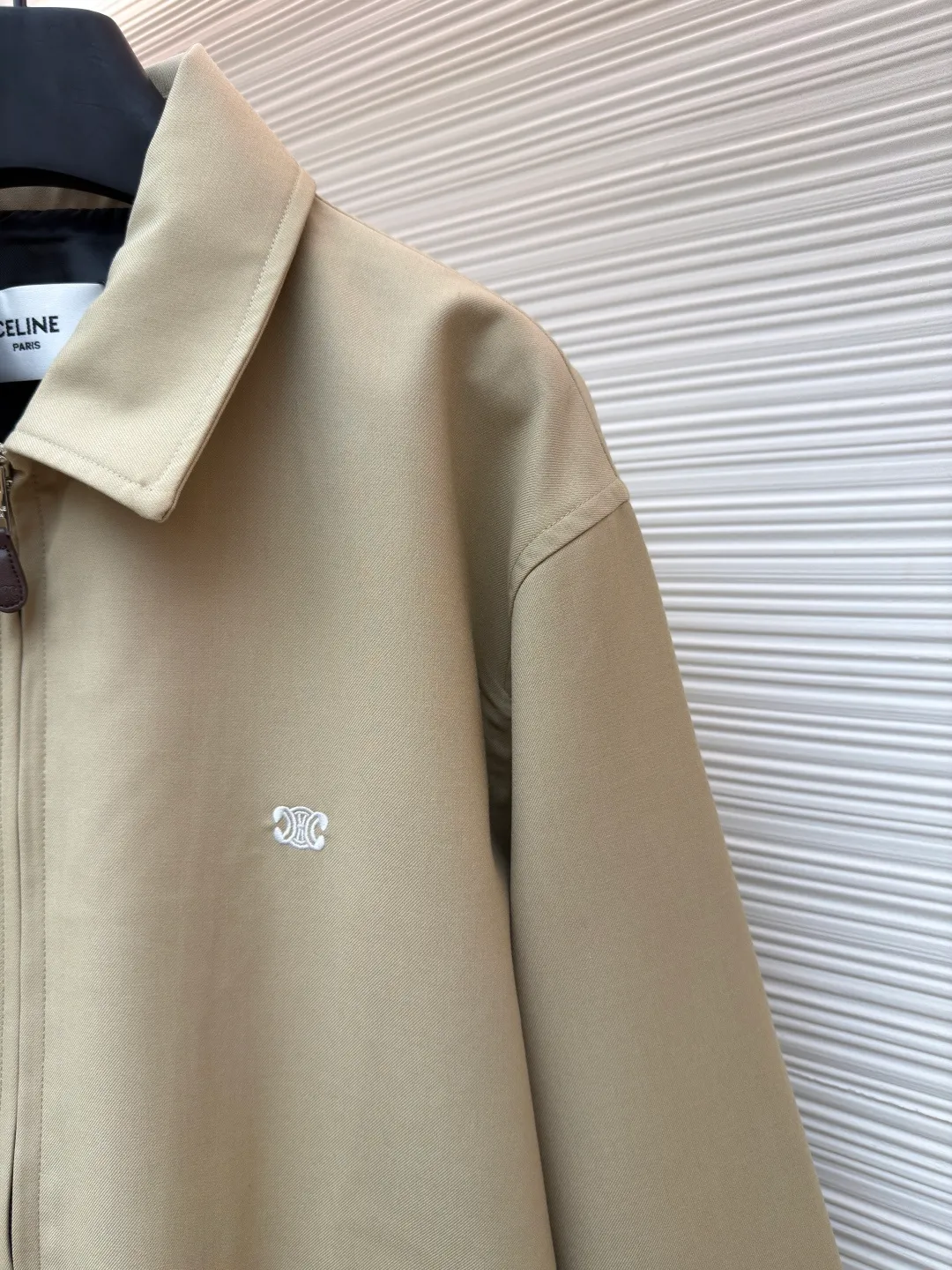 Celine embroidered Arc de Triomphe zipper cadre jacket ●Original version: Purchased and developed for 19500 ●Item number: 1681609-A90 ●Fabric: combed cotton fabric ●Technology: embroidery production ●Color: Khaki ●Version: Fitted version ●Weight: about 740 grams ●Size: S-M-L-XL ●Description: Made of 32-count combed cotton fabric, custom-woven with 60% wool content. Double layer composite thickening, weight is about 400 grams. Lined with high-density spun lining. The zipper uses electroplated hardware and bright silver pull bars, and the zipper uses European-style imported zippers, decorated with composite cowhide sliders. The embroidery uses 3D three-dimensional embroidery, and the chest is embellished with Arc de Triomphe embroidery. Add a touch of simple, high-end style. The shirt collar is made of double layer lamination and ironing to make the upper body of the clothes more three-dimensional. The entire garment is made using a special machine. Fabric: 62% wool, 38% cotton Lining: 100% viscose Pocket lining: 100% cotton TRIOMPHE embroidered loose fit shirt collar, 2 slant suit pockets Elastic waistband and cuffs, zipper closure with TRIOMPHE embossed leather zipper pullers. The overall wiring is straight and delicate, the fabric is comfortable and soft, and the color is consistent without color difference. It can be matched with the same style to create a fashionable look and control various occasions. Customized accessories, complete with three standards, same style for men and women!