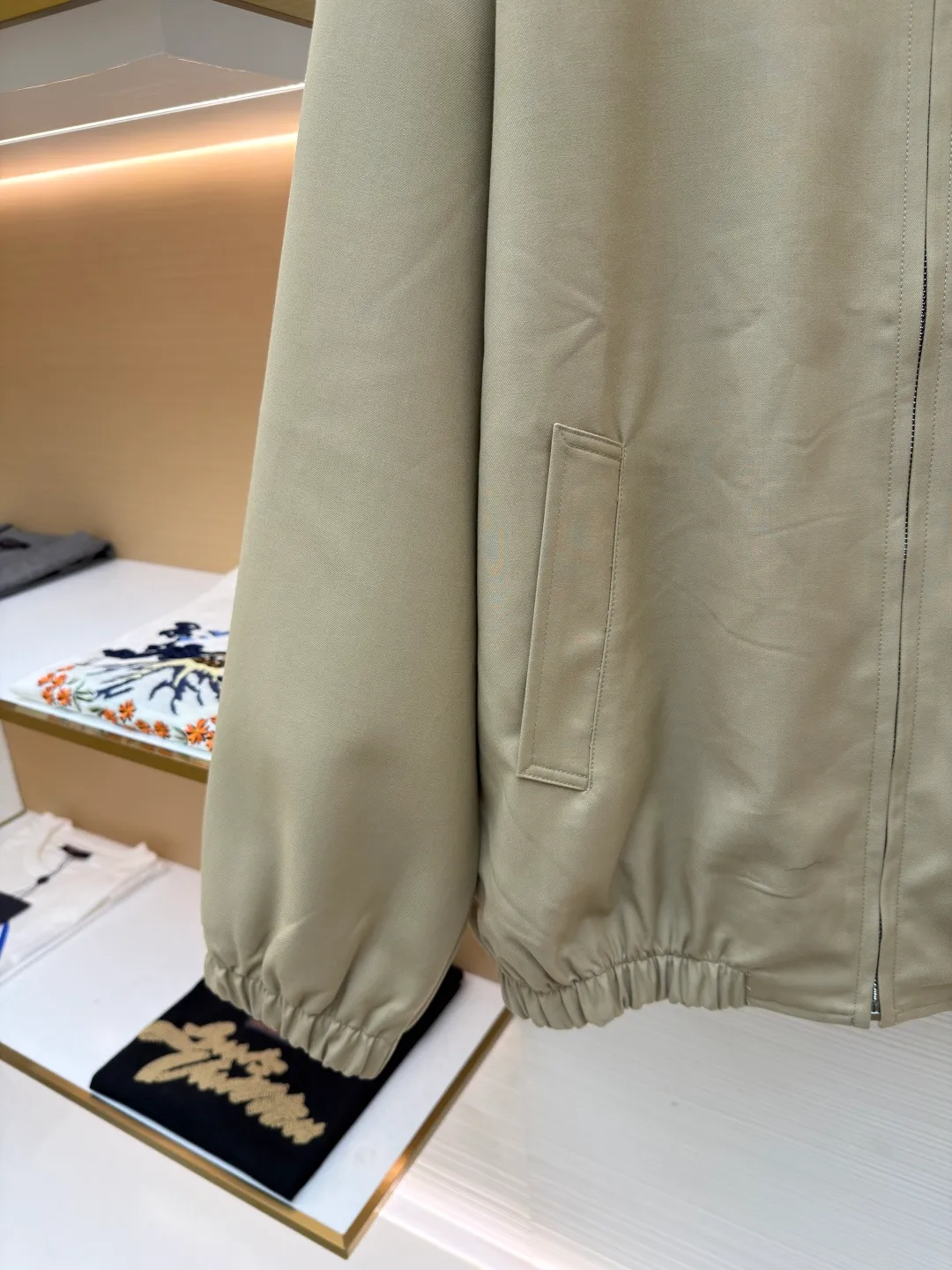 Celine embroidered Arc de Triomphe zipper cadre jacket ●Original version: Purchased and developed for 19500 ●Item number: 1681609-A90 ●Fabric: combed cotton fabric ●Technology: embroidery production ●Color: Khaki ●Version: Fitted version ●Weight: about 740 grams ●Size: S-M-L-XL ●Description: Made of 32-count combed cotton fabric, custom-woven with 60% wool content. Double layer composite thickening, weight is about 400 grams. Lined with high-density spun lining. The zipper uses electroplated hardware and bright silver pull bars, and the zipper uses European-style imported zippers, decorated with composite cowhide sliders. The embroidery uses 3D three-dimensional embroidery, and the chest is embellished with Arc de Triomphe embroidery. Add a touch of simple, high-end style. The shirt collar is made of double layer lamination and ironing to make the upper body of the clothes more three-dimensional. The entire garment is made using a special machine. Fabric: 62% wool, 38% cotton Lining: 100% viscose Pocket lining: 100% cotton TRIOMPHE embroidered loose fit shirt collar, 2 slant suit pockets Elastic waistband and cuffs, zipper closure with TRIOMPHE embossed leather zipper pullers. The overall wiring is straight and delicate, the fabric is comfortable and soft, and the color is consistent without color difference. It can be matched with the same style to create a fashionable look and control various occasions. Customized accessories, complete with three standards, same style for men and women!
