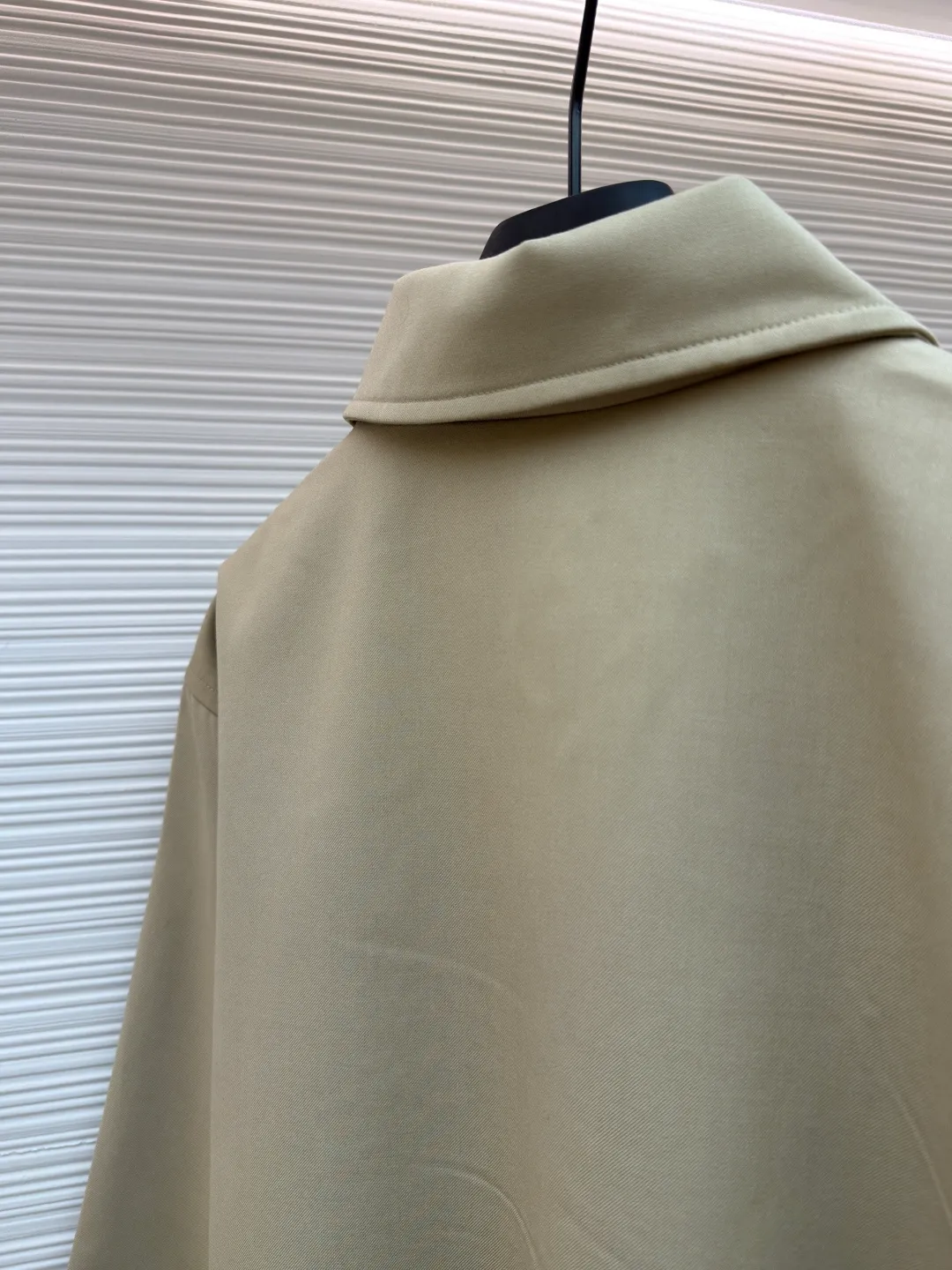 Celine embroidered Arc de Triomphe zipper cadre jacket ●Original version: Purchased and developed for 19500 ●Item number: 1681609-A90 ●Fabric: combed cotton fabric ●Technology: embroidery production ●Color: Khaki ●Version: Fitted version ●Weight: about 740 grams ●Size: S-M-L-XL ●Description: Made of 32-count combed cotton fabric, custom-woven with 60% wool content. Double layer composite thickening, weight is about 400 grams. Lined with high-density spun lining. The zipper uses electroplated hardware and bright silver pull bars, and the zipper uses European-style imported zippers, decorated with composite cowhide sliders. The embroidery uses 3D three-dimensional embroidery, and the chest is embellished with Arc de Triomphe embroidery. Add a touch of simple, high-end style. The shirt collar is made of double layer lamination and ironing to make the upper body of the clothes more three-dimensional. The entire garment is made using a special machine. Fabric: 62% wool, 38% cotton Lining: 100% viscose Pocket lining: 100% cotton TRIOMPHE embroidered loose fit shirt collar, 2 slant suit pockets Elastic waistband and cuffs, zipper closure with TRIOMPHE embossed leather zipper pullers. The overall wiring is straight and delicate, the fabric is comfortable and soft, and the color is consistent without color difference. It can be matched with the same style to create a fashionable look and control various occasions. Customized accessories, complete with three standards, same style for men and women!