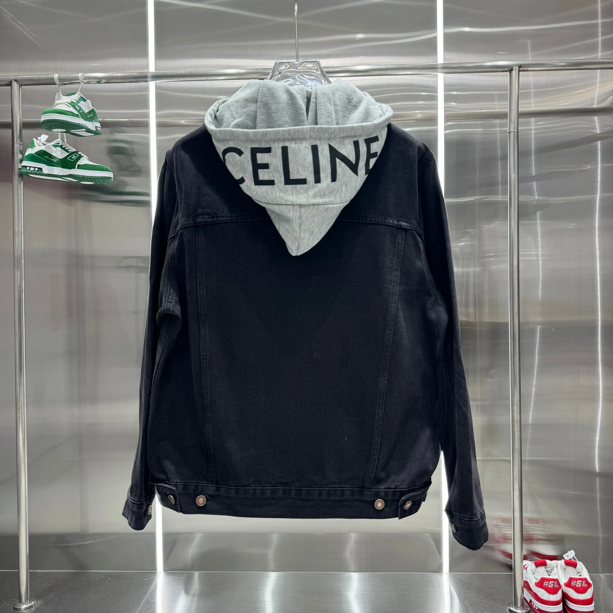 🅿️350 Celin • 24ss new fake two-piece denim jacket with hood, denim and sweatshirt spliced ​​together, it has a bit of a student-era atmosphere! The hat is printed with the logo of the capsule series and is not removable. The fake two-piece design feels great and is very easy to match. It can be worn in all seasons! The whole piece of clothing uses multiple washing techniques, including fermentation washing + fermentation grinding + horsetail + cat whiskers. The fabric is pure cotton denim with bamboo. The feel is almost the same as YB, so it is more expensive than regular ones! Many places on the clothes are whitened and polished, and the light and dark are intertwined to enhance the freshness of the clothes, unlike the dull and boring colors of a single color. The hardware I-buckle is molded and customized, and the details are very good! Size M L XL XXL Color Black