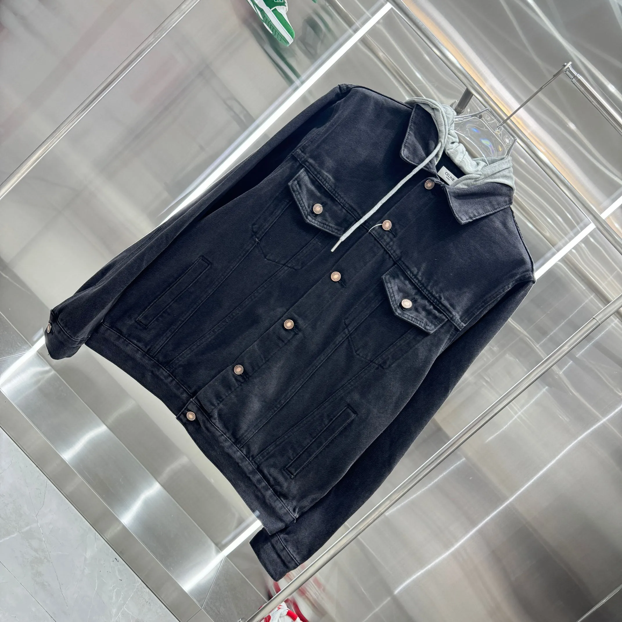 🅿️350 Celin • 24ss new fake two-piece denim jacket with hood, denim and sweatshirt spliced ​​together, it has a bit of a student-era atmosphere! The hat is printed with the logo of the capsule series and is not removable. The fake two-piece design feels great and is very easy to match. It can be worn in all seasons! The whole piece of clothing uses multiple washing techniques, including fermentation washing + fermentation grinding + horsetail + cat whiskers. The fabric is pure cotton denim with bamboo. The feel is almost the same as YB, so it is more expensive than regular ones! Many places on the clothes are whitened and polished, and the light and dark are intertwined to enhance the freshness of the clothes, unlike the dull and boring colors of a single color. The hardware I-buckle is molded and customized, and the details are very good! Size M L XL XXL Color Black