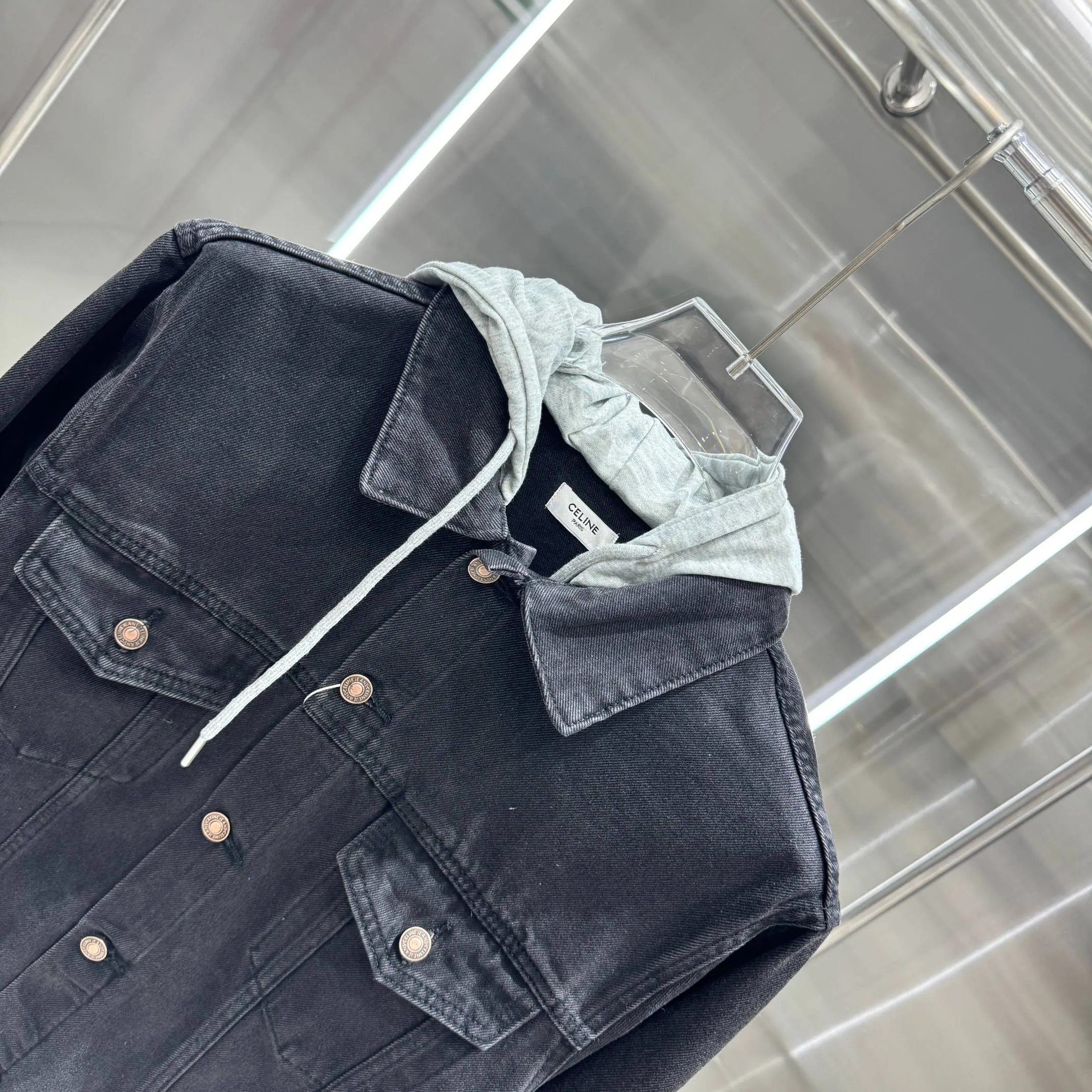 🅿️350 Celin • 24ss new fake two-piece denim jacket with hood, denim and sweatshirt spliced ​​together, it has a bit of a student-era atmosphere! The hat is printed with the logo of the capsule series and is not removable. The fake two-piece design feels great and is very easy to match. It can be worn in all seasons! The whole piece of clothing uses multiple washing techniques, including fermentation washing + fermentation grinding + horsetail + cat whiskers. The fabric is pure cotton denim with bamboo. The feel is almost the same as YB, so it is more expensive than regular ones! Many places on the clothes are whitened and polished, and the light and dark are intertwined to enhance the freshness of the clothes, unlike the dull and boring colors of a single color. The hardware I-buckle is molded and customized, and the details are very good! Size M L XL XXL Color Black