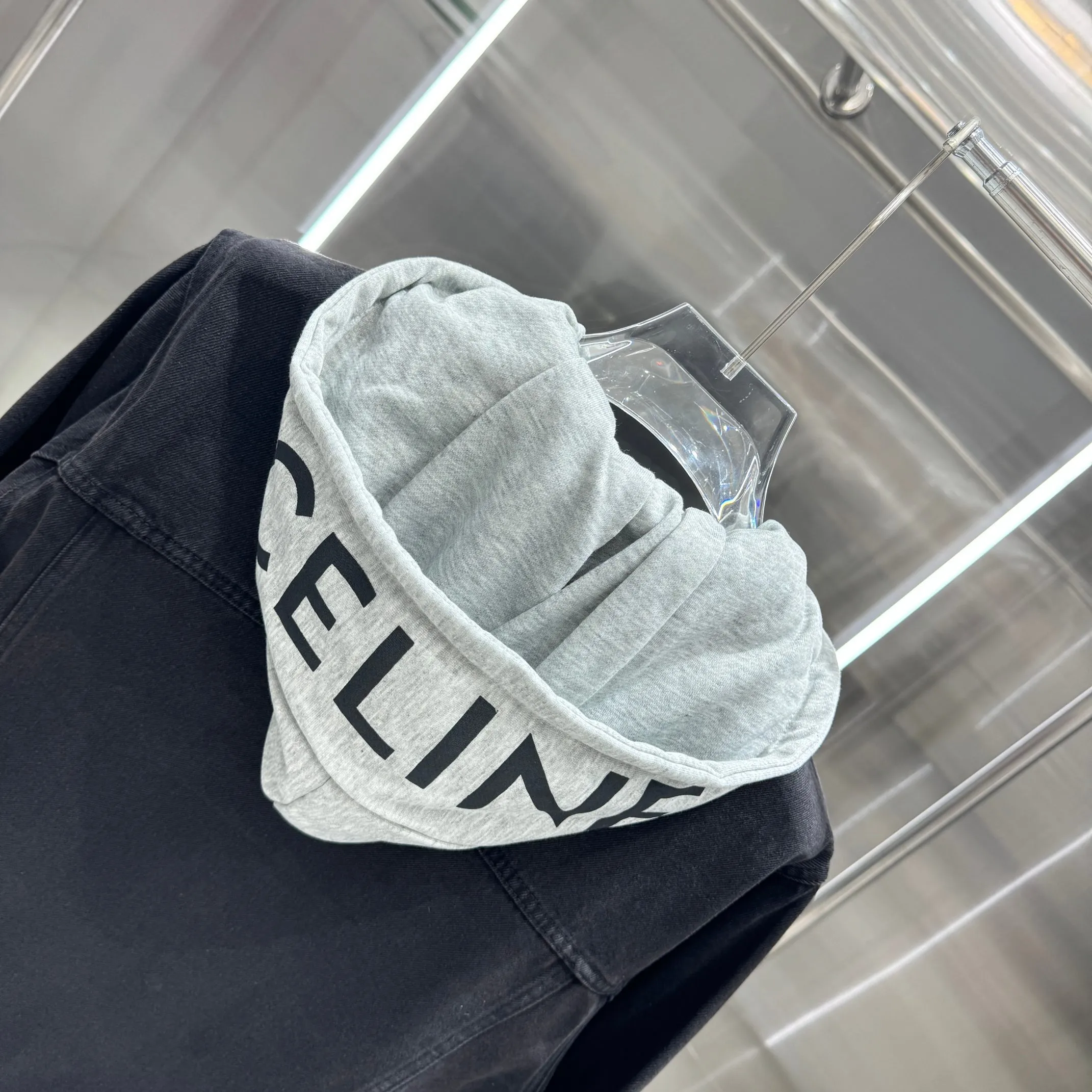 🅿️350 Celin • 24ss new fake two-piece denim jacket with hood, denim and sweatshirt spliced ​​together, it has a bit of a student-era atmosphere! The hat is printed with the logo of the capsule series and is not removable. The fake two-piece design feels great and is very easy to match. It can be worn in all seasons! The whole piece of clothing uses multiple washing techniques, including fermentation washing + fermentation grinding + horsetail + cat whiskers. The fabric is pure cotton denim with bamboo. The feel is almost the same as YB, so it is more expensive than regular ones! Many places on the clothes are whitened and polished, and the light and dark are intertwined to enhance the freshness of the clothes, unlike the dull and boring colors of a single color. The hardware I-buckle is molded and customized, and the details are very good! Size M L XL XXL Color Black
