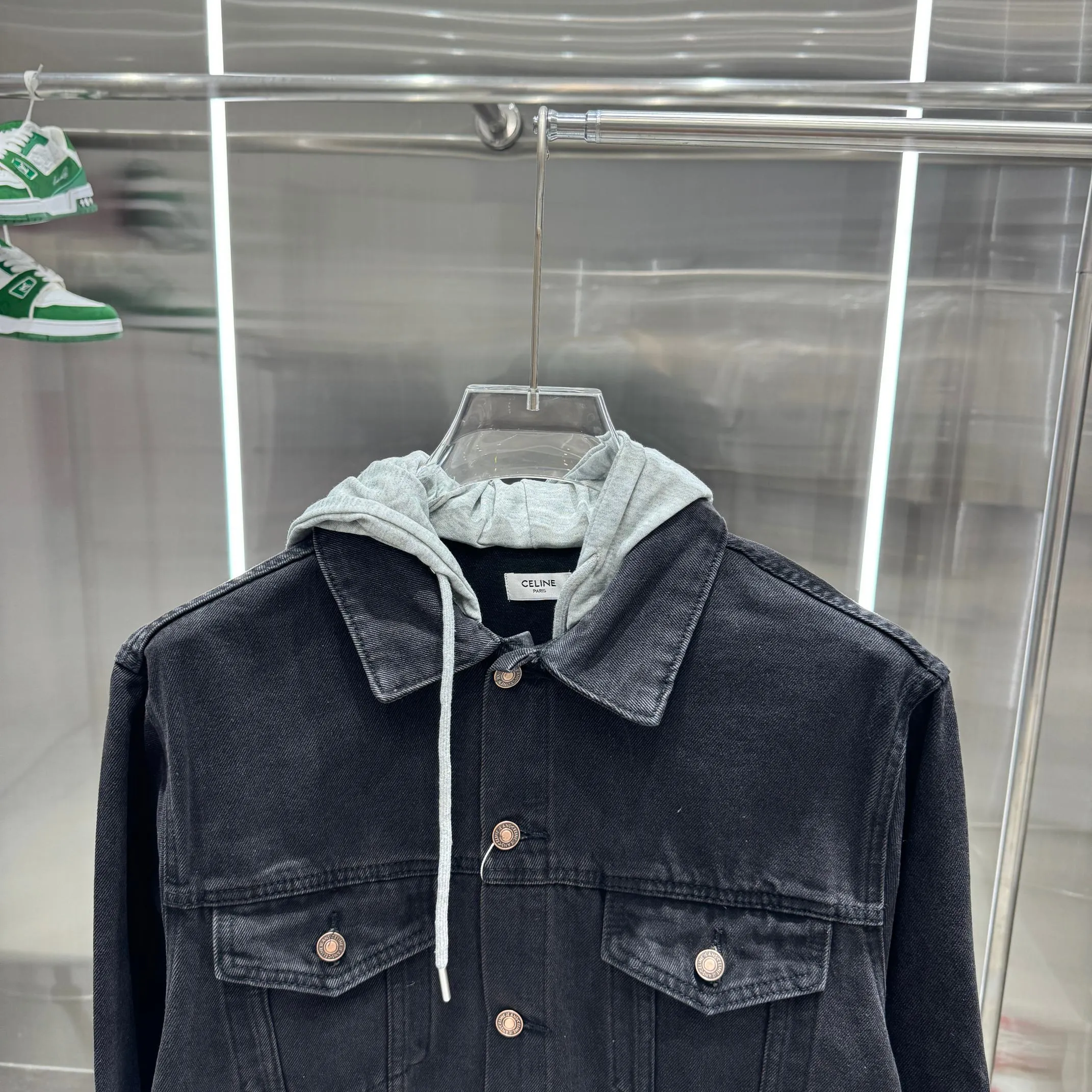 🅿️350 Celin • 24ss new fake two-piece denim jacket with hood, denim and sweatshirt spliced ​​together, it has a bit of a student-era atmosphere! The hat is printed with the logo of the capsule series and is not removable. The fake two-piece design feels great and is very easy to match. It can be worn in all seasons! The whole piece of clothing uses multiple washing techniques, including fermentation washing + fermentation grinding + horsetail + cat whiskers. The fabric is pure cotton denim with bamboo. The feel is almost the same as YB, so it is more expensive than regular ones! Many places on the clothes are whitened and polished, and the light and dark are intertwined to enhance the freshness of the clothes, unlike the dull and boring colors of a single color. The hardware I-buckle is molded and customized, and the details are very good! Size M L XL XXL Color Black