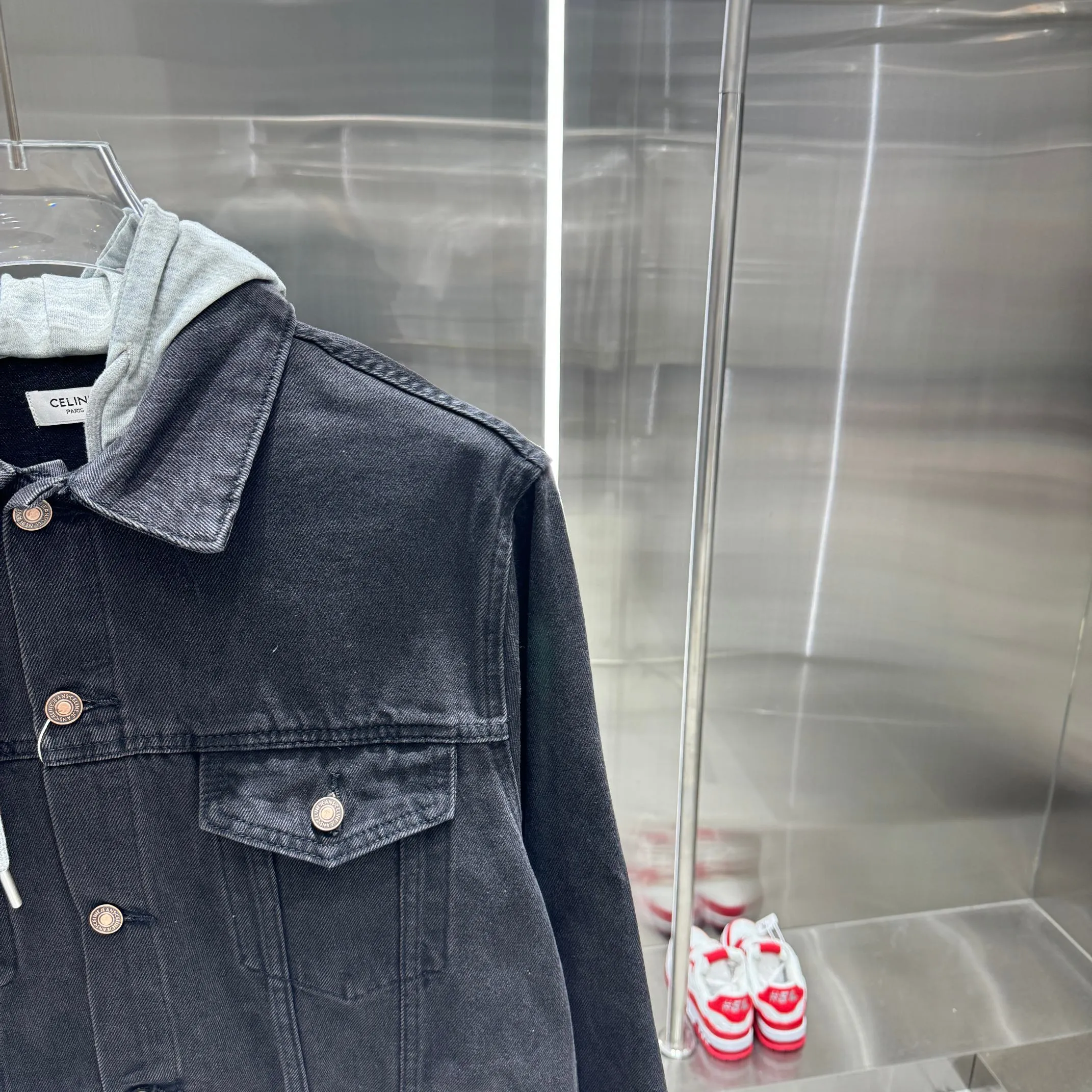 🅿️350 Celin • 24ss new fake two-piece denim jacket with hood, denim and sweatshirt spliced ​​together, it has a bit of a student-era atmosphere! The hat is printed with the logo of the capsule series and is not removable. The fake two-piece design feels great and is very easy to match. It can be worn in all seasons! The whole piece of clothing uses multiple washing techniques, including fermentation washing + fermentation grinding + horsetail + cat whiskers. The fabric is pure cotton denim with bamboo. The feel is almost the same as YB, so it is more expensive than regular ones! Many places on the clothes are whitened and polished, and the light and dark are intertwined to enhance the freshness of the clothes, unlike the dull and boring colors of a single color. The hardware I-buckle is molded and customized, and the details are very good! Size M L XL XXL Color Black