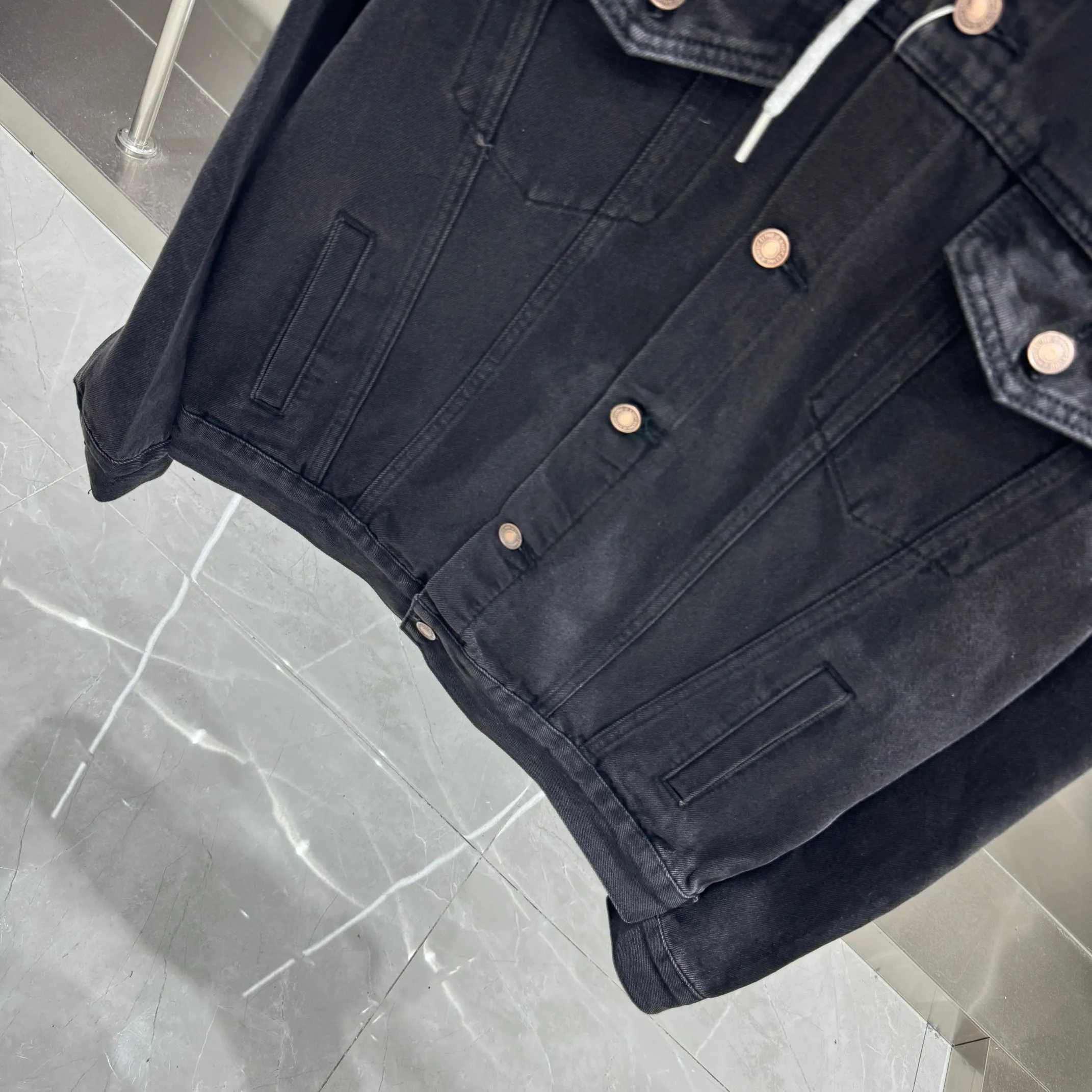 🅿️350 Celin • 24ss new fake two-piece denim jacket with hood, denim and sweatshirt spliced ​​together, it has a bit of a student-era atmosphere! The hat is printed with the logo of the capsule series and is not removable. The fake two-piece design feels great and is very easy to match. It can be worn in all seasons! The whole piece of clothing uses multiple washing techniques, including fermentation washing + fermentation grinding + horsetail + cat whiskers. The fabric is pure cotton denim with bamboo. The feel is almost the same as YB, so it is more expensive than regular ones! Many places on the clothes are whitened and polished, and the light and dark are intertwined to enhance the freshness of the clothes, unlike the dull and boring colors of a single color. The hardware I-buckle is molded and customized, and the details are very good! Size M L XL XXL Color Black