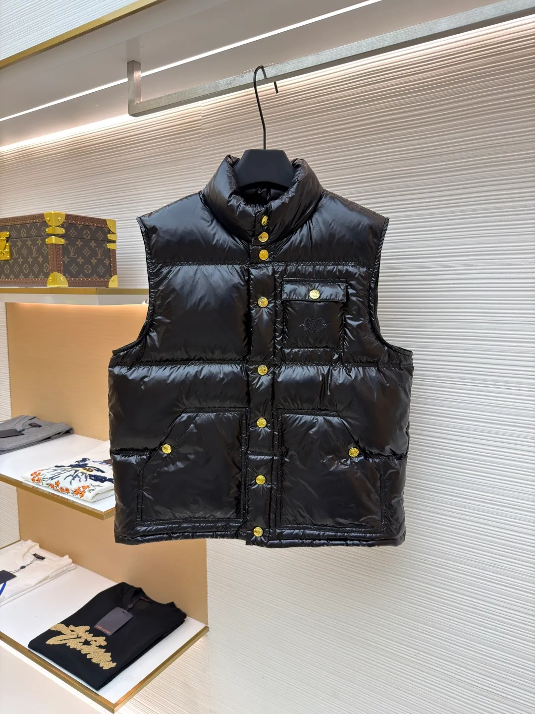 Celine vest down jacket ●Item number: 1681116-C55 ●Fabric: white duck down fabric ●Technology: embroidery production ●Version: fitted version ●Weight: about 335 grams ●Size: 36-38-40 ●Description: The fabric and lining are both made of 100% nylon, giving full play to its core advantages. It is known for its excellent wear resistance, high strength and excellent durability. At the same time, the fabric is extremely light and has good elasticity, ensuring free movement. Nylon is also quick-drying and easy to care for. The consistent selection of materials inside and out achieves strong protection and a light feel from the inside out. This product cleverly combines the two exquisite techniques of quilting and three-dimensional embroidery. Quilting not only gives clothing a unique geometric beauty, but its core function is to closely fit the inner and outer layers and fix the filling, thereby enhancing warmth, avoiding bloat, and improving the stability of the overall structure, making the fit more crisp. A delicate embroidered logo pops out with 3D stitching. Compared with ordinary printing, embroidered logos have a more high-end texture and durability. They are not easy to fade or crack after repeated washing and friction, which enhances the recognition and the collection value of the item. The combination of the two achieves the perfect unity of beauty and practicality. It is filled with 90% selected white duck down and weighs 170g, ensuring that it is fluffy and rebounds quickly, is light and warm. The overall wiring is straight and delicate, the fabric is comfortable and soft, and the color is consistent without color difference. It can be matched with the same style to create a fashionable look and control various occasions. Customized accessories, complete with three standards, same style for men and women!