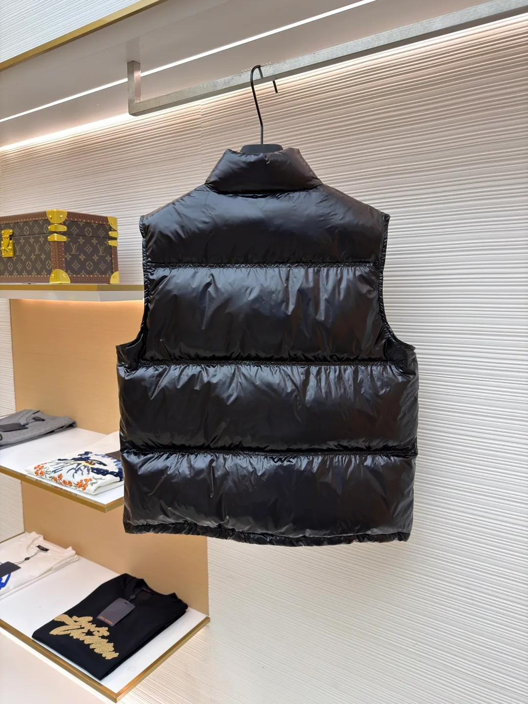 Celine vest down jacket ●Item number: 1681116-C55 ●Fabric: white duck down fabric ●Technology: embroidery production ●Version: fitted version ●Weight: about 335 grams ●Size: 36-38-40 ●Description: The fabric and lining are both made of 100% nylon, giving full play to its core advantages. It is known for its excellent wear resistance, high strength and excellent durability. At the same time, the fabric is extremely light and has good elasticity, ensuring free movement. Nylon is also quick-drying and easy to care for. The consistent selection of materials inside and out achieves strong protection and a light feel from the inside out. This product cleverly combines the two exquisite techniques of quilting and three-dimensional embroidery. Quilting not only gives clothing a unique geometric beauty, but its core function is to closely fit the inner and outer layers and fix the filling, thereby enhancing warmth, avoiding bloat, and improving the stability of the overall structure, making the fit more crisp. A delicate embroidered logo pops out with 3D stitching. Compared with ordinary printing, embroidered logos have a more high-end texture and durability. They are not easy to fade or crack after repeated washing and friction, which enhances the recognition and the collection value of the item. The combination of the two achieves the perfect unity of beauty and practicality. It is filled with 90% selected white duck down and weighs 170g, ensuring that it is fluffy and rebounds quickly, is light and warm. The overall wiring is straight and delicate, the fabric is comfortable and soft, and the color is consistent without color difference. It can be matched with the same style to create a fashionable look and control various occasions. Customized accessories, complete with three standards, same style for men and women!