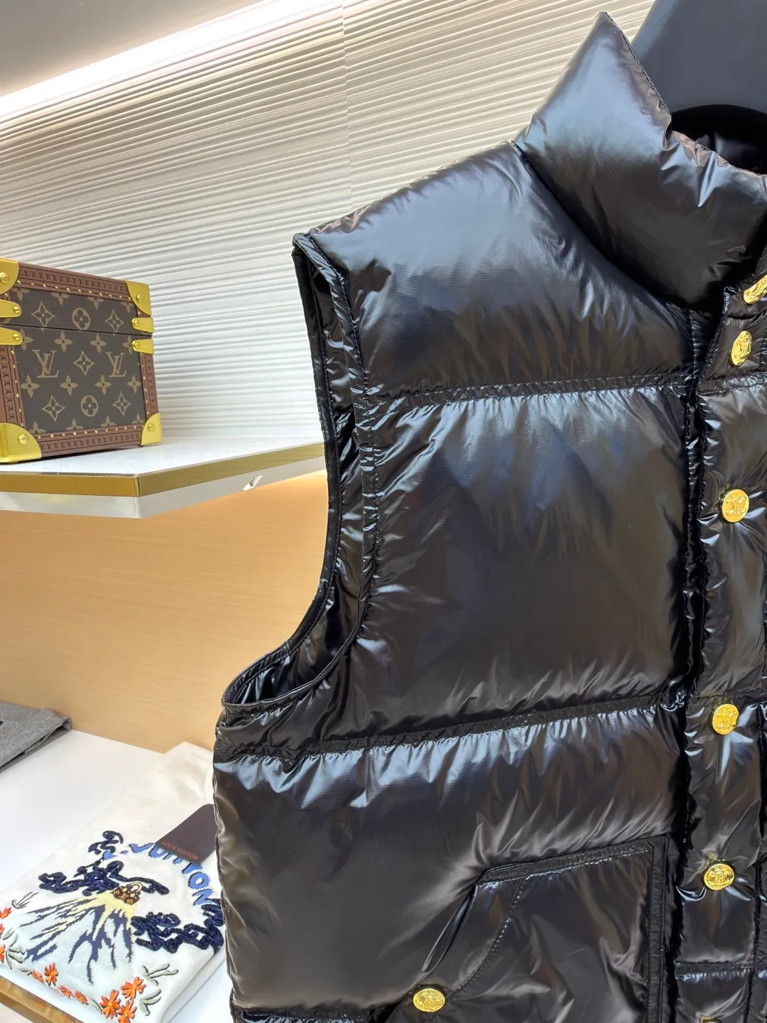 Celine vest down jacket ●Item number: 1681116-C55 ●Fabric: white duck down fabric ●Technology: embroidery production ●Version: fitted version ●Weight: about 335 grams ●Size: 36-38-40 ●Description: The fabric and lining are both made of 100% nylon, giving full play to its core advantages. It is known for its excellent wear resistance, high strength and excellent durability. At the same time, the fabric is extremely light and has good elasticity, ensuring free movement. Nylon is also quick-drying and easy to care for. The consistent selection of materials inside and out achieves strong protection and a light feel from the inside out. This product cleverly combines the two exquisite techniques of quilting and three-dimensional embroidery. Quilting not only gives clothing a unique geometric beauty, but its core function is to closely fit the inner and outer layers and fix the filling, thereby enhancing warmth, avoiding bloat, and improving the stability of the overall structure, making the fit more crisp. A delicate embroidered logo pops out with 3D stitching. Compared with ordinary printing, embroidered logos have a more high-end texture and durability. They are not easy to fade or crack after repeated washing and friction, which enhances the recognition and the collection value of the item. The combination of the two achieves the perfect unity of beauty and practicality. It is filled with 90% selected white duck down and weighs 170g, ensuring that it is fluffy and rebounds quickly, is light and warm. The overall wiring is straight and delicate, the fabric is comfortable and soft, and the color is consistent without color difference. It can be matched with the same style to create a fashionable look and control various occasions. Customized accessories, complete with three standards, same style for men and women!