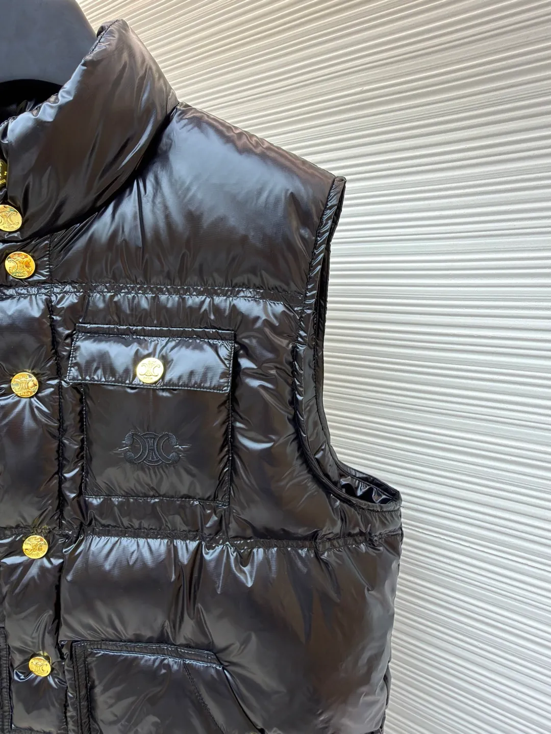Celine vest down jacket ●Item number: 1681116-C55 ●Fabric: white duck down fabric ●Technology: embroidery production ●Version: fitted version ●Weight: about 335 grams ●Size: 36-38-40 ●Description: The fabric and lining are both made of 100% nylon, giving full play to its core advantages. It is known for its excellent wear resistance, high strength and excellent durability. At the same time, the fabric is extremely light and has good elasticity, ensuring free movement. Nylon is also quick-drying and easy to care for. The consistent selection of materials inside and out achieves strong protection and a light feel from the inside out. This product cleverly combines the two exquisite techniques of quilting and three-dimensional embroidery. Quilting not only gives clothing a unique geometric beauty, but its core function is to closely fit the inner and outer layers and fix the filling, thereby enhancing warmth, avoiding bloat, and improving the stability of the overall structure, making the fit more crisp. A delicate embroidered logo pops out with 3D stitching. Compared with ordinary printing, embroidered logos have a more high-end texture and durability. They are not easy to fade or crack after repeated washing and friction, which enhances the recognition and the collection value of the item. The combination of the two achieves the perfect unity of beauty and practicality. It is filled with 90% selected white duck down and weighs 170g, ensuring that it is fluffy and rebounds quickly, is light and warm. The overall wiring is straight and delicate, the fabric is comfortable and soft, and the color is consistent without color difference. It can be matched with the same style to create a fashionable look and control various occasions. Customized accessories, complete with three standards, same style for men and women!