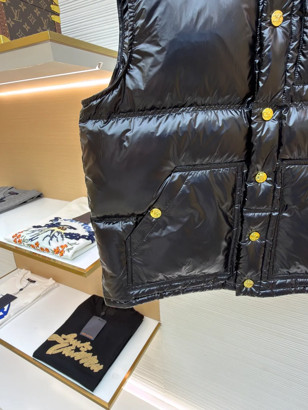Celine vest down jacket ●Item number: 1681116-C55 ●Fabric: white duck down fabric ●Technology: embroidery production ●Version: fitted version ●Weight: about 335 grams ●Size: 36-38-40 ●Description: The fabric and lining are both made of 100% nylon, giving full play to its core advantages. It is known for its excellent wear resistance, high strength and excellent durability. At the same time, the fabric is extremely light and has good elasticity, ensuring free movement. Nylon is also quick-drying and easy to care for. The consistent selection of materials inside and out achieves strong protection and a light feel from the inside out. This product cleverly combines the two exquisite techniques of quilting and three-dimensional embroidery. Quilting not only gives clothing a unique geometric beauty, but its core function is to closely fit the inner and outer layers and fix the filling, thereby enhancing warmth, avoiding bloat, and improving the stability of the overall structure, making the fit more crisp. A delicate embroidered logo pops out with 3D stitching. Compared with ordinary printing, embroidered logos have a more high-end texture and durability. They are not easy to fade or crack after repeated washing and friction, which enhances the recognition and the collection value of the item. The combination of the two achieves the perfect unity of beauty and practicality. It is filled with 90% selected white duck down and weighs 170g, ensuring that it is fluffy and rebounds quickly, is light and warm. The overall wiring is straight and delicate, the fabric is comfortable and soft, and the color is consistent without color difference. It can be matched with the same style to create a fashionable look and control various occasions. Customized accessories, complete with three standards, same style for men and women!