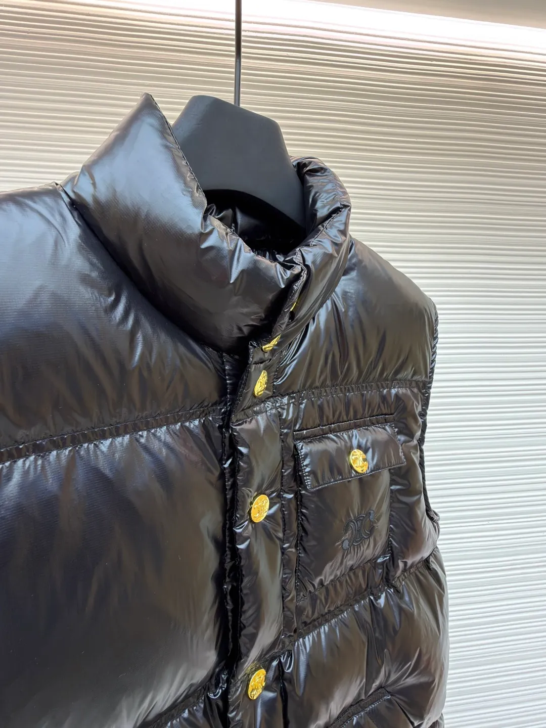 Celine vest down jacket ●Item number: 1681116-C55 ●Fabric: white duck down fabric ●Technology: embroidery production ●Version: fitted version ●Weight: about 335 grams ●Size: 36-38-40 ●Description: The fabric and lining are both made of 100% nylon, giving full play to its core advantages. It is known for its excellent wear resistance, high strength and excellent durability. At the same time, the fabric is extremely light and has good elasticity, ensuring free movement. Nylon is also quick-drying and easy to care for. The consistent selection of materials inside and out achieves strong protection and a light feel from the inside out. This product cleverly combines the two exquisite techniques of quilting and three-dimensional embroidery. Quilting not only gives clothing a unique geometric beauty, but its core function is to closely fit the inner and outer layers and fix the filling, thereby enhancing warmth, avoiding bloat, and improving the stability of the overall structure, making the fit more crisp. A delicate embroidered logo pops out with 3D stitching. Compared with ordinary printing, embroidered logos have a more high-end texture and durability. They are not easy to fade or crack after repeated washing and friction, which enhances the recognition and the collection value of the item. The combination of the two achieves the perfect unity of beauty and practicality. It is filled with 90% selected white duck down and weighs 170g, ensuring that it is fluffy and rebounds quickly, is light and warm. The overall wiring is straight and delicate, the fabric is comfortable and soft, and the color is consistent without color difference. It can be matched with the same style to create a fashionable look and control various occasions. Customized accessories, complete with three standards, same style for men and women!