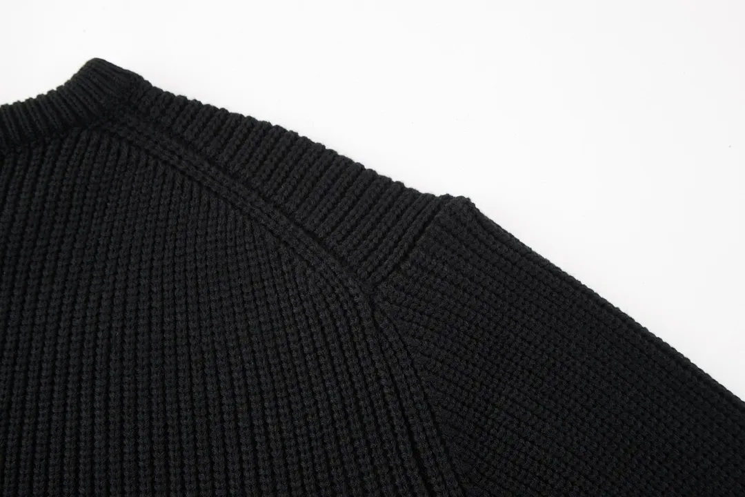 🅿️490 [Exclusive supply] Celine 21FW patchwork crew neck sweater (black). The original version was purchased and developed for 10,500. The fabric is made of custom-woven white velvet 55 wool and 45 small white cotton. The fabrics are mixed and matched to create a ready-to-wear effect that is three-dimensional and not easily deformed. The chest patch fabric is made of real deer suede leather with a plush feel. The version that is not available on the market is entirely made of fabric. The chest logo is embroidered with patches, and the customized logo is compounded on both sides with computer laser to create a three-dimensional effect. The patch is glued and positioned on the surface of the clothes using a computer, and imported No. 7 fine needles are used to route the patch logo tightly to the clothes. Size:S-M-L